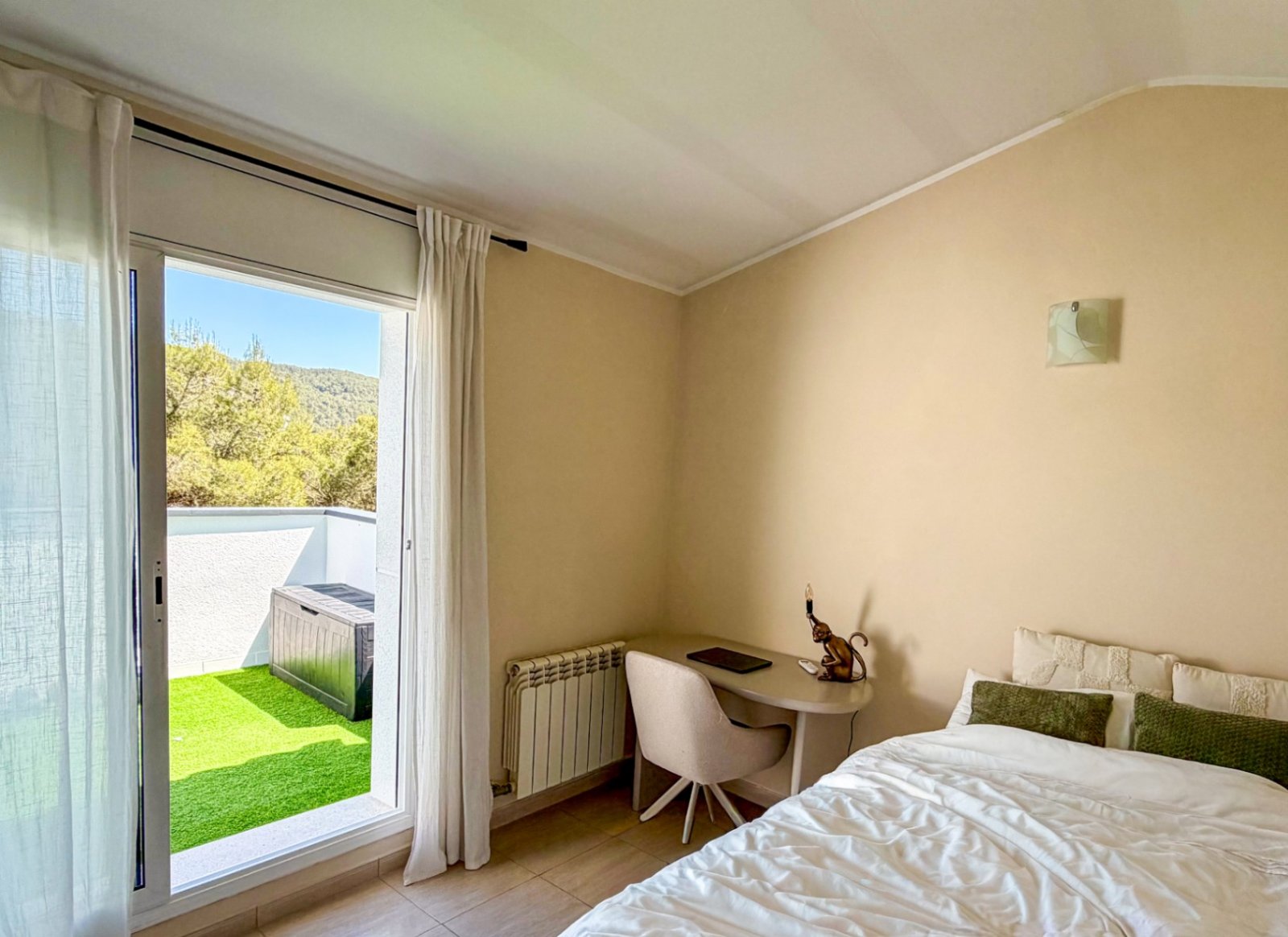 In der Wohngegend von Mas Mila in Olivella gelegen, verbindet dieses Zuhause reines nordisches Design mit dem entspannten mediterranen Lebensstil und