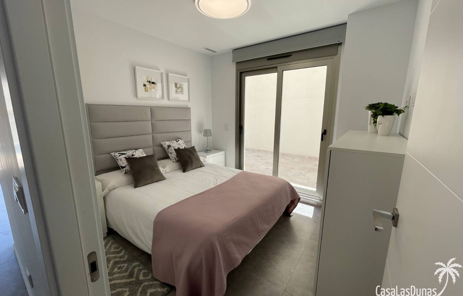 Diese elegante Villa mit 3 Schlafzimmern und 3 Bädern bietet Komfort, Privatsphäre und eine hochwertige Ausstattung. Ein Schlafzimmer und ein Badezim