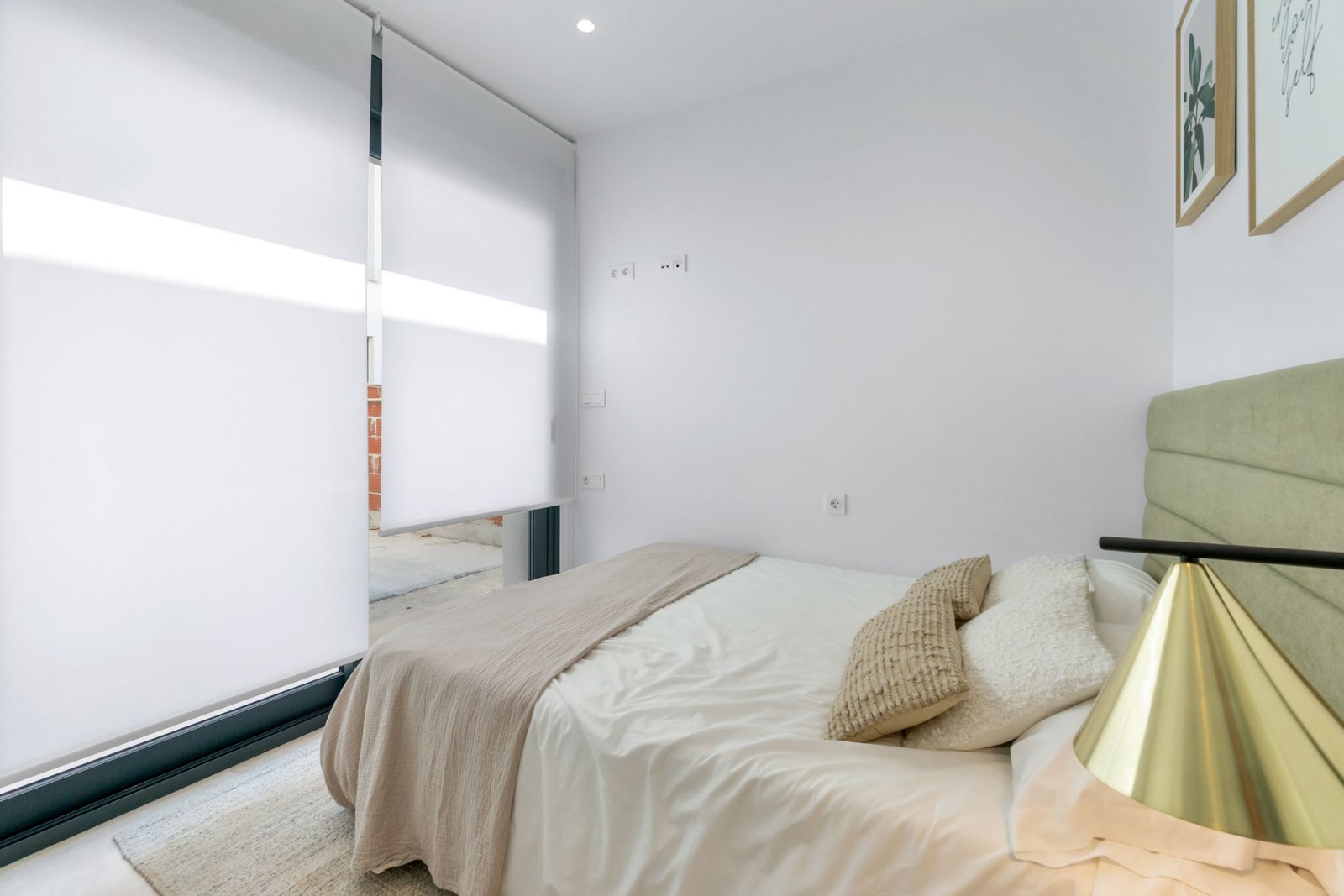 In der charmanten Stadt Torrevieja gelegen, bietet dieser Wohnkomplex eine Auswahl von 34 High-Bungalow- und Low-Bungalow-Immobilien. Diese Wohnungen