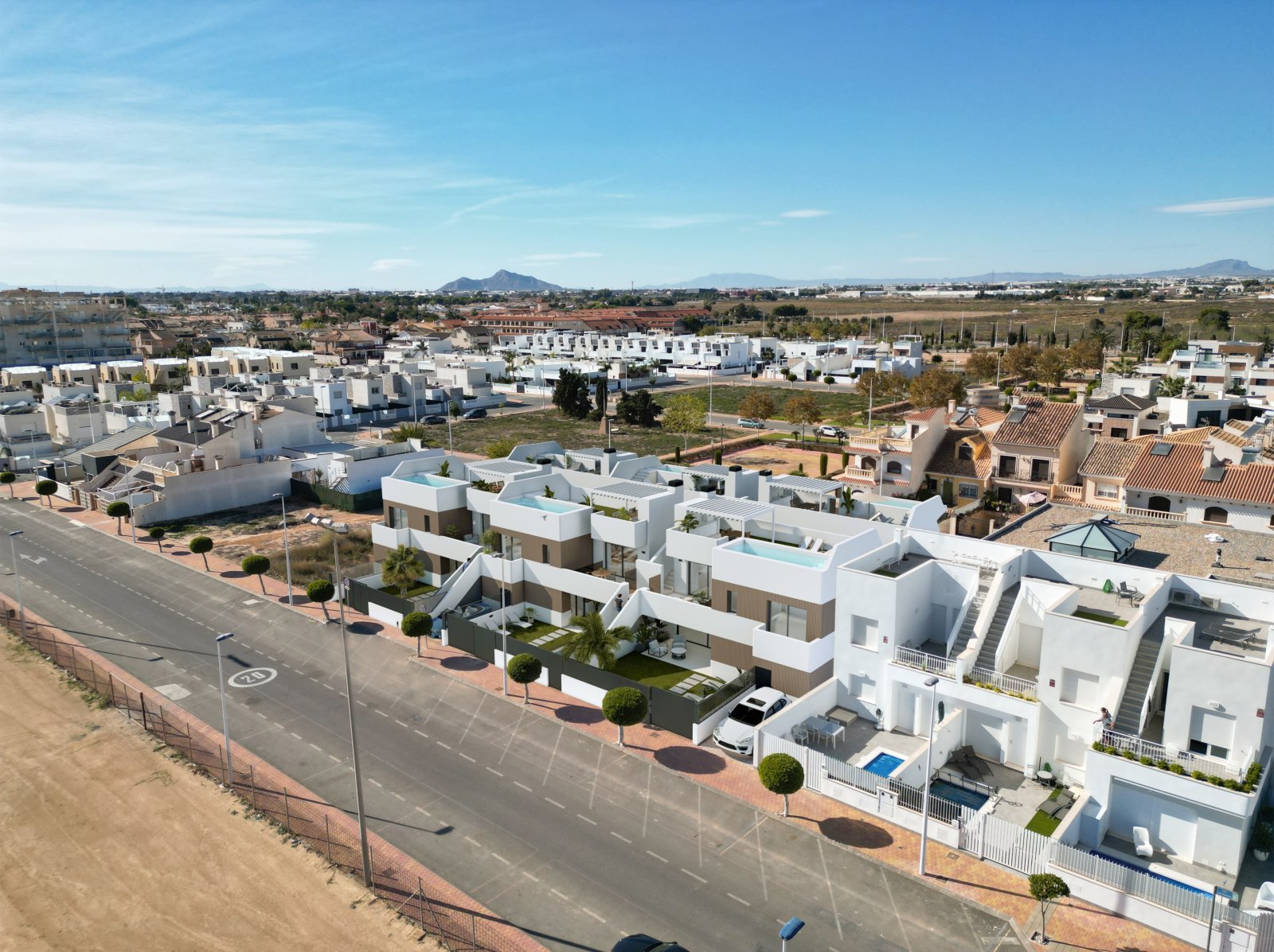 In der charmanten Stadt San Pedro del Pinatar gelegen, bietet diese exklusive Sammlung von 12 Bungalows die perfekte Kombination aus Komfort und Stil
