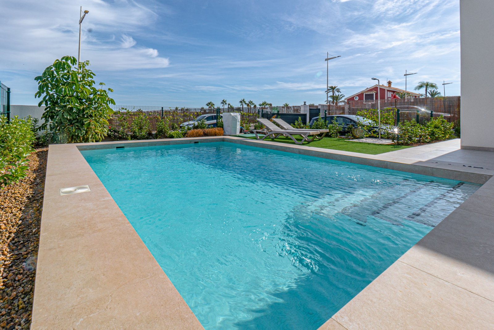 Wir freuen uns, Ihnen diese beeindruckende Luxusvilla mit Panoramablick vorstellen zu dürfen, dank ihrer erhöhten Lage direkt am 5-Sterne-Golfplatz L