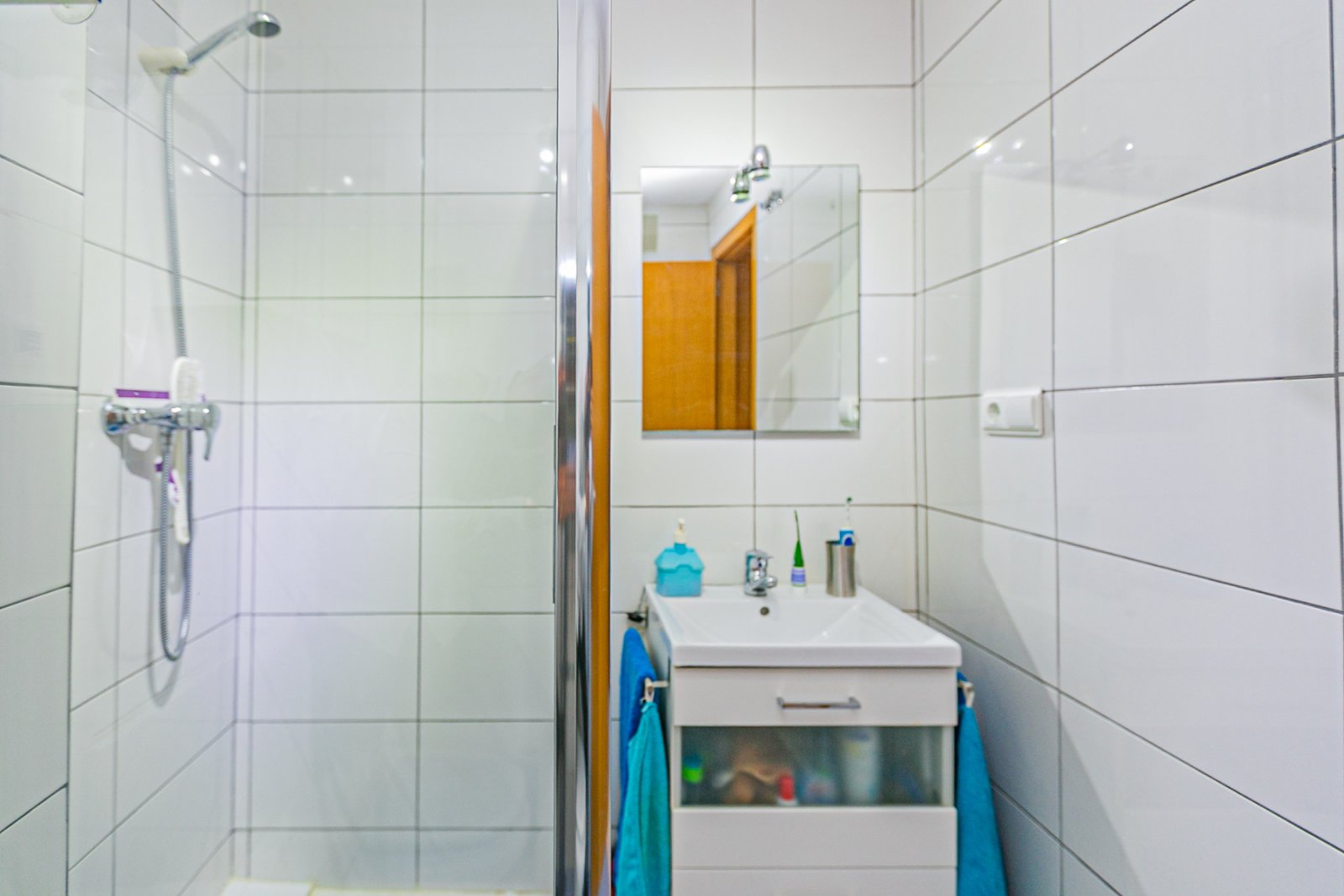 Diese makellose Wohnung im ersten Stock besticht durch ihr modernes Design, hochwertige Ausstattungen und ihren ausgezeichneten Erhaltungszustand – e