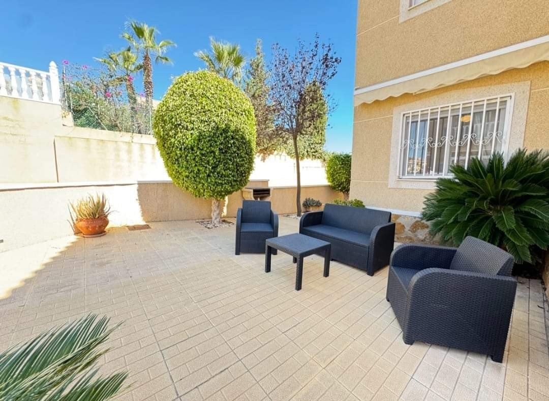 Enjoy the best of the Costa Blanca in this charming ground-floor apartment, ideally situated in the popular Villamartin. This move-in ready property