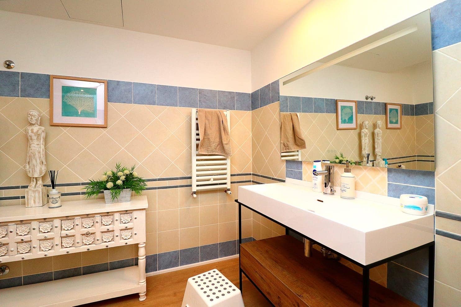 "Welcome to a three-story haven in Campoamor, just 500 meters from the sea! This spacious villa seamlessly blends luxury, comfort, and proximit