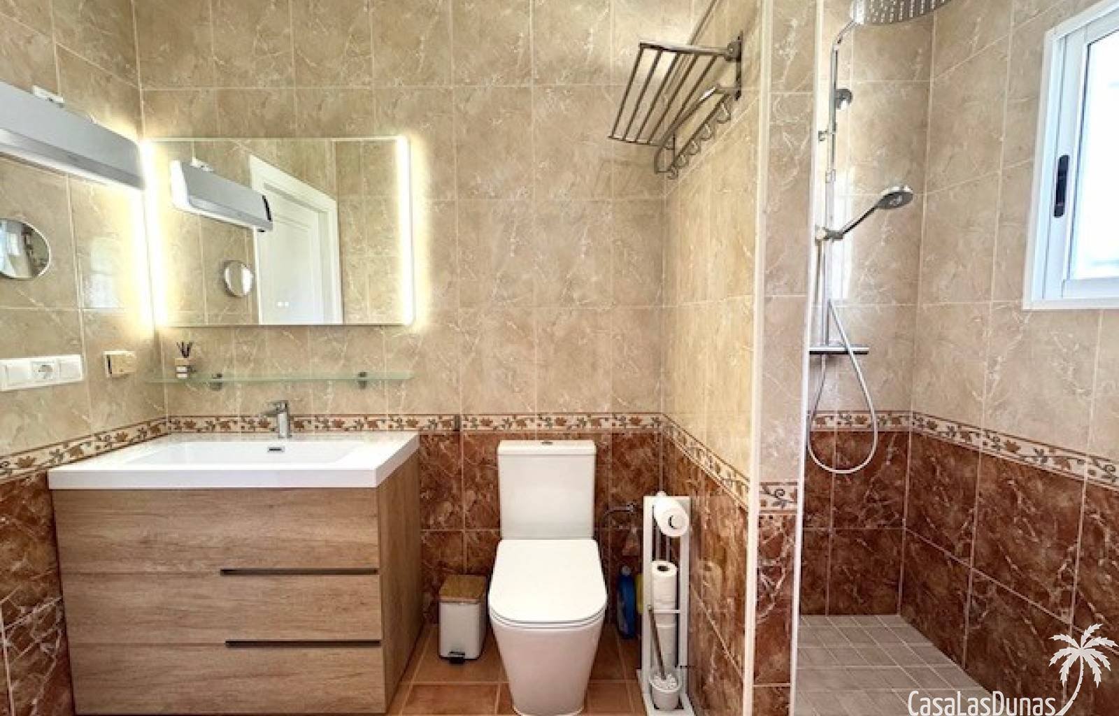 Casa Starrenburg ist eine traumhafte Ferienvilla am Rande des Wohngebiets La Marina. Diese luxuriöse, freistehende Villa besticht durch ihre moderne