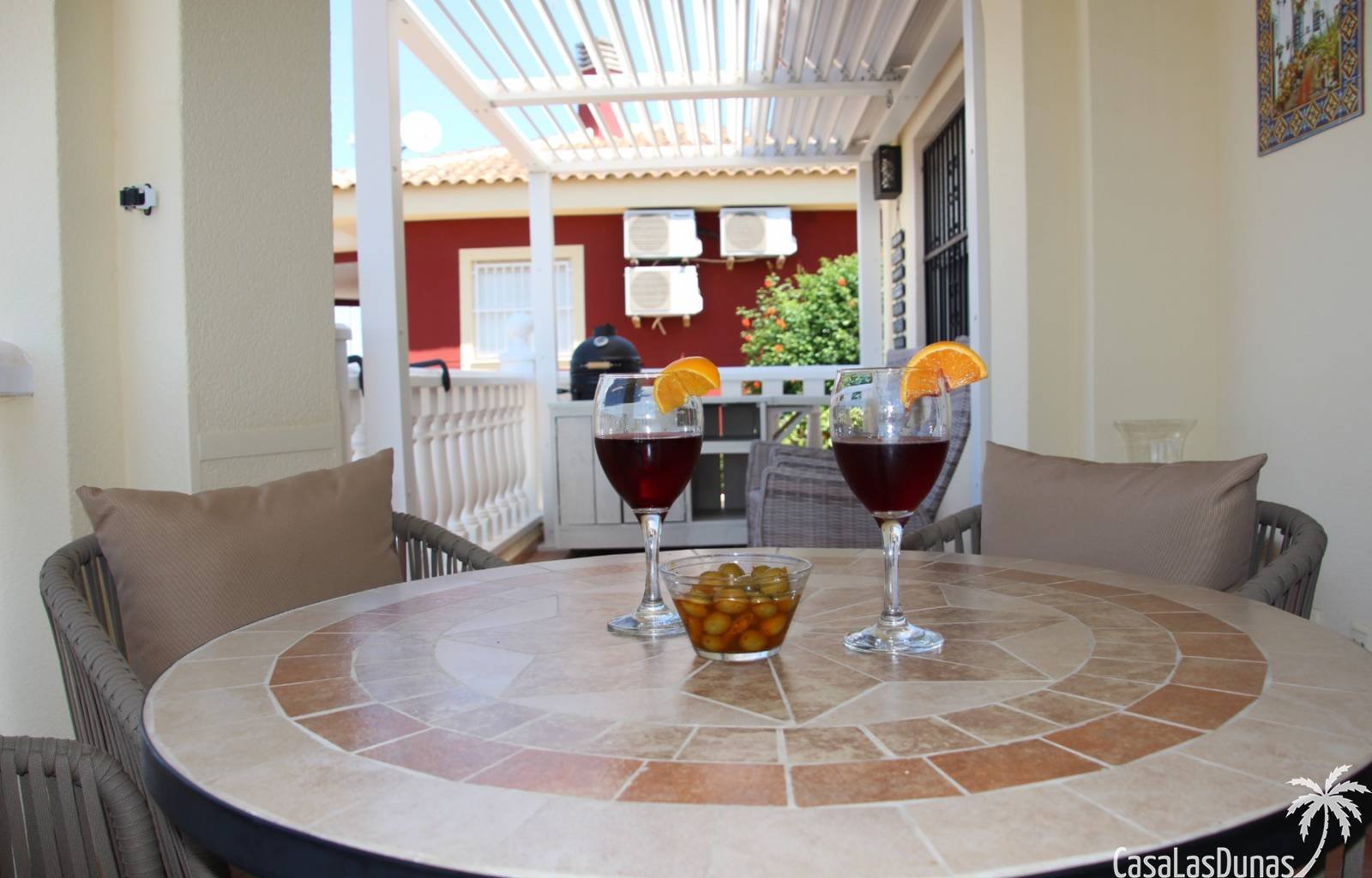 Casa Starrenburg ist eine traumhafte Ferienvilla am Rande des Wohngebiets La Marina. Diese luxuriöse, freistehende Villa besticht durch ihre moderne