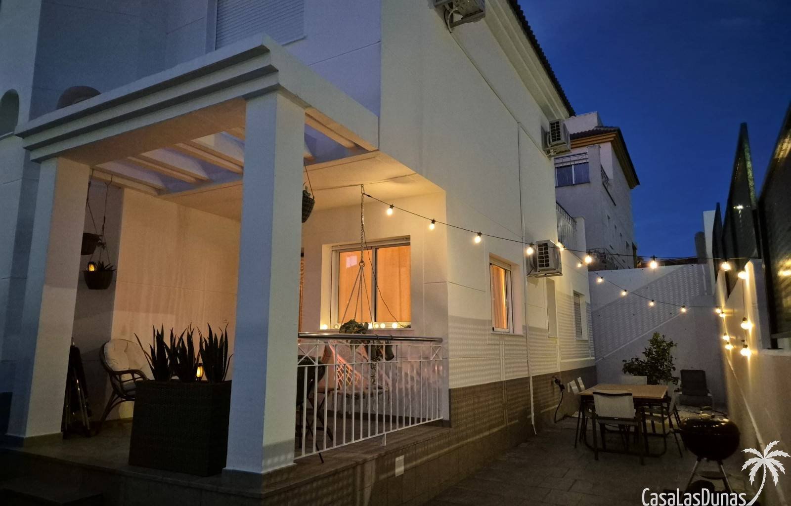 Willkommen in der Casa Bajo el Sol! Dieses wunderschöne Haus ist der perfekte Urlaubsort für alle, die Komfort und Bequemlichkeit suchen. Das charman