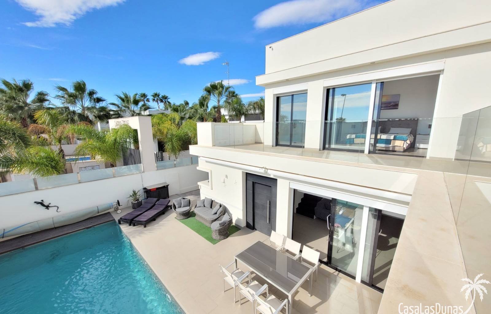 Sie wünschen sich einen unbeschwerten Urlaub? Entdecken Sie die Casa Spruit in Ciudad Quesada. Diese moderne, freistehende Villa ist komplett ausgest