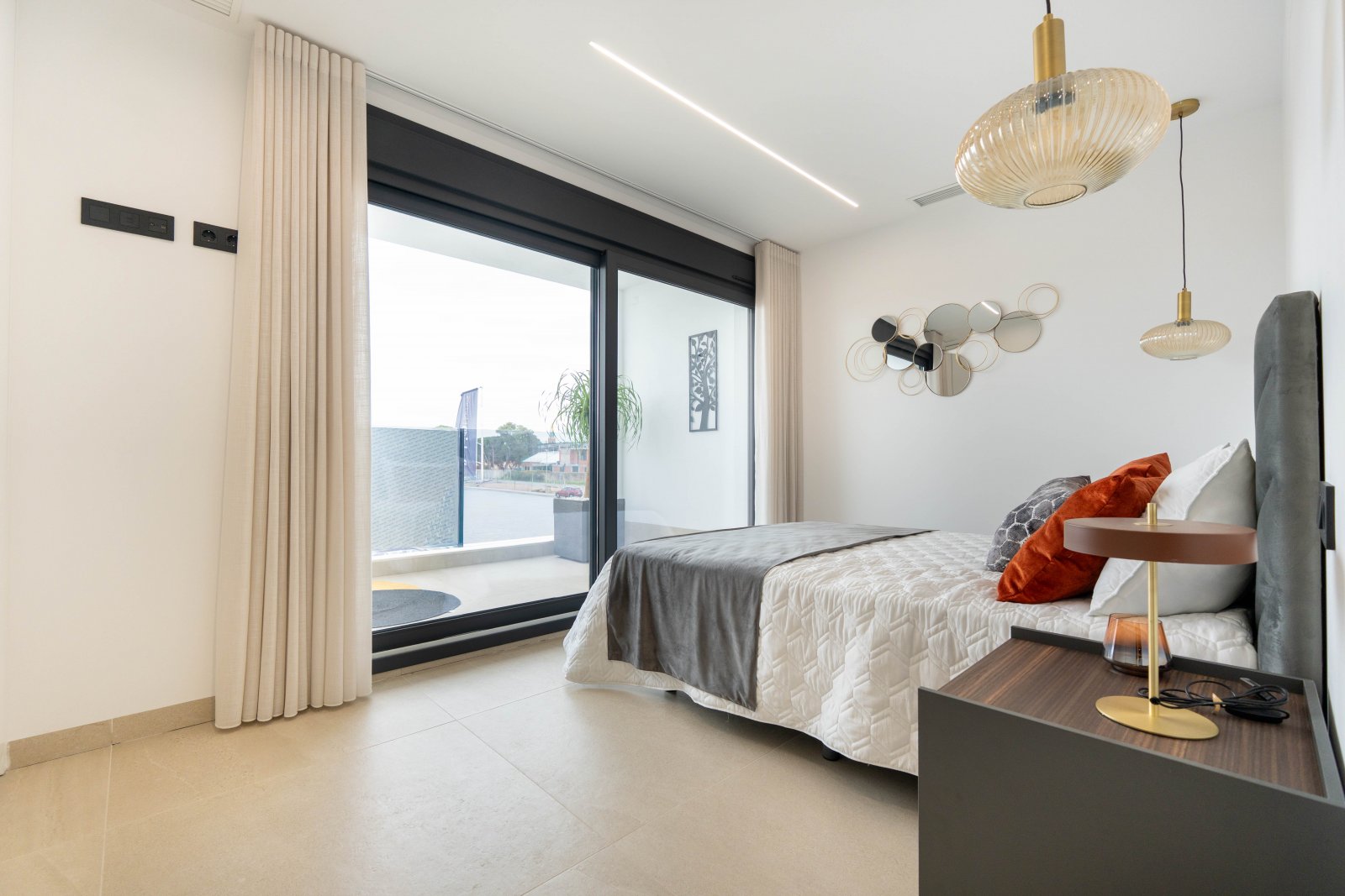 In der charmanten Stadt San Pedro del Pinatar gelegen, bietet diese exklusive Kollektion von 14 freistehenden Häusern eine ideale Umgebung für diejen