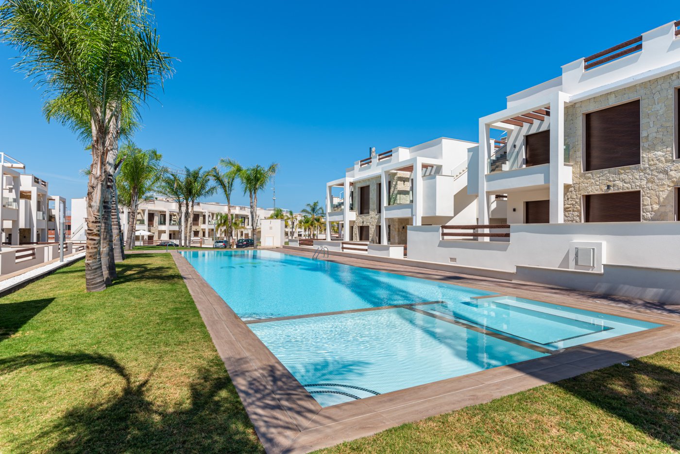  Erleben Sie den ultimativen mediterranen Lebensstil in diesem atemberaubenden Bungalow mit 2 Schlafzimmern und 2 Bädern an der südlichen Costa Blanca