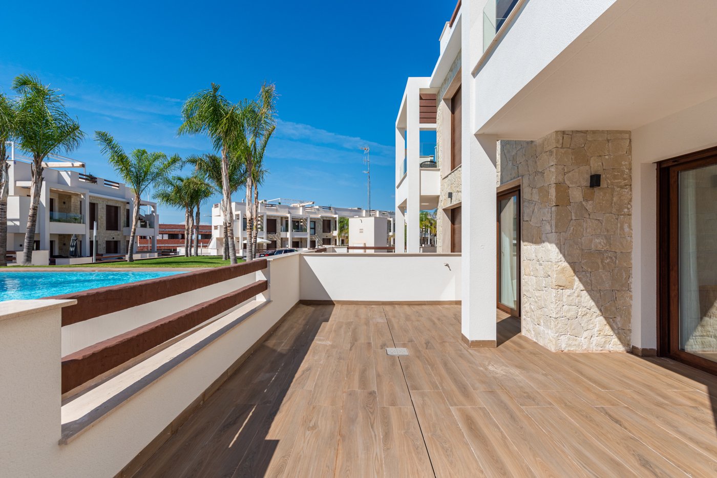  Erleben Sie den ultimativen mediterranen Lebensstil in diesem atemberaubenden Bungalow mit 2 Schlafzimmern und 2 Bädern an der südlichen Costa Blanca
