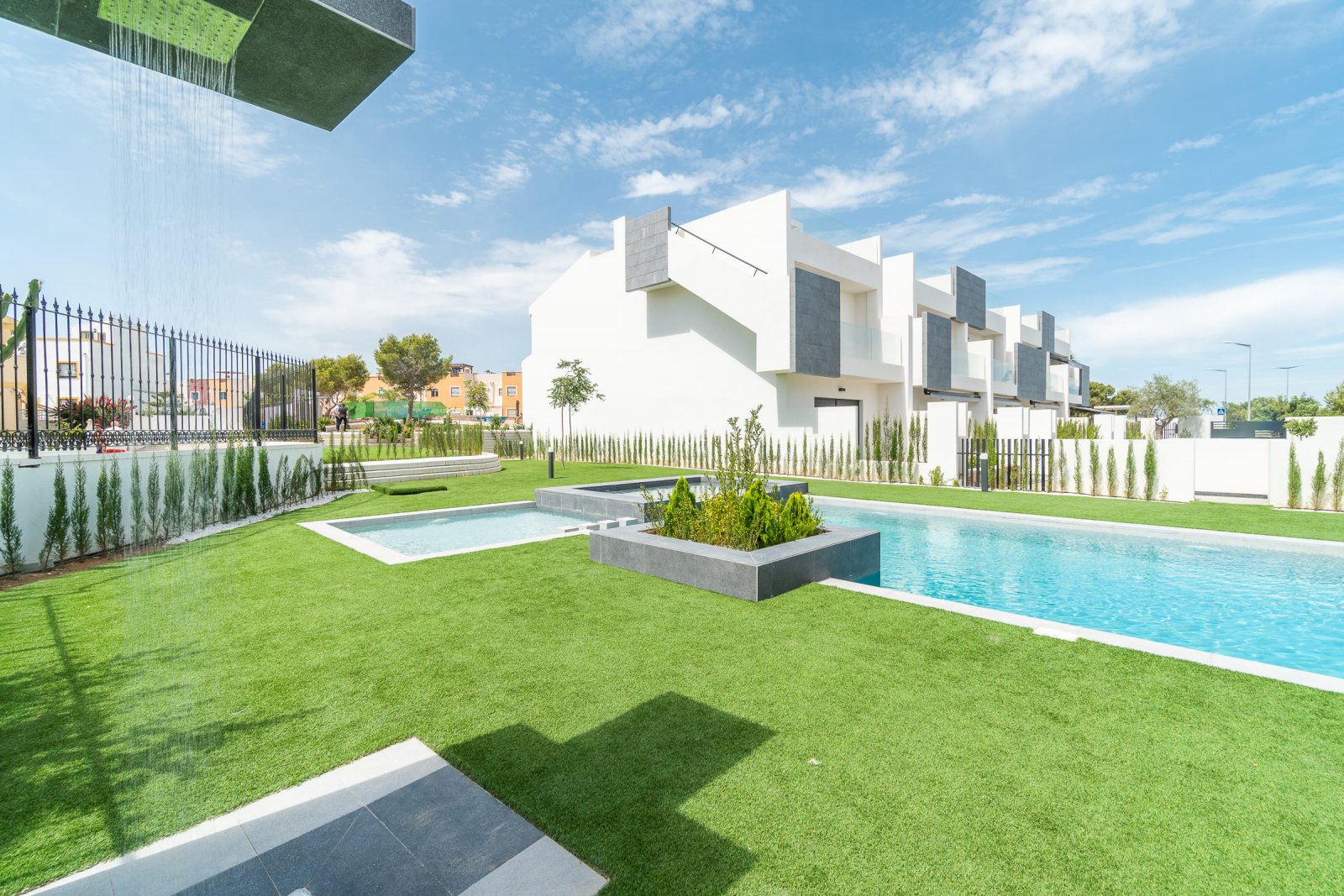 In der charmanten Stadt Torrevieja gelegen, bietet diese Wohnanlage eine Auswahl von 26 Bungalows, die in zwei Typen unterteilt sind: High-Bungalow u