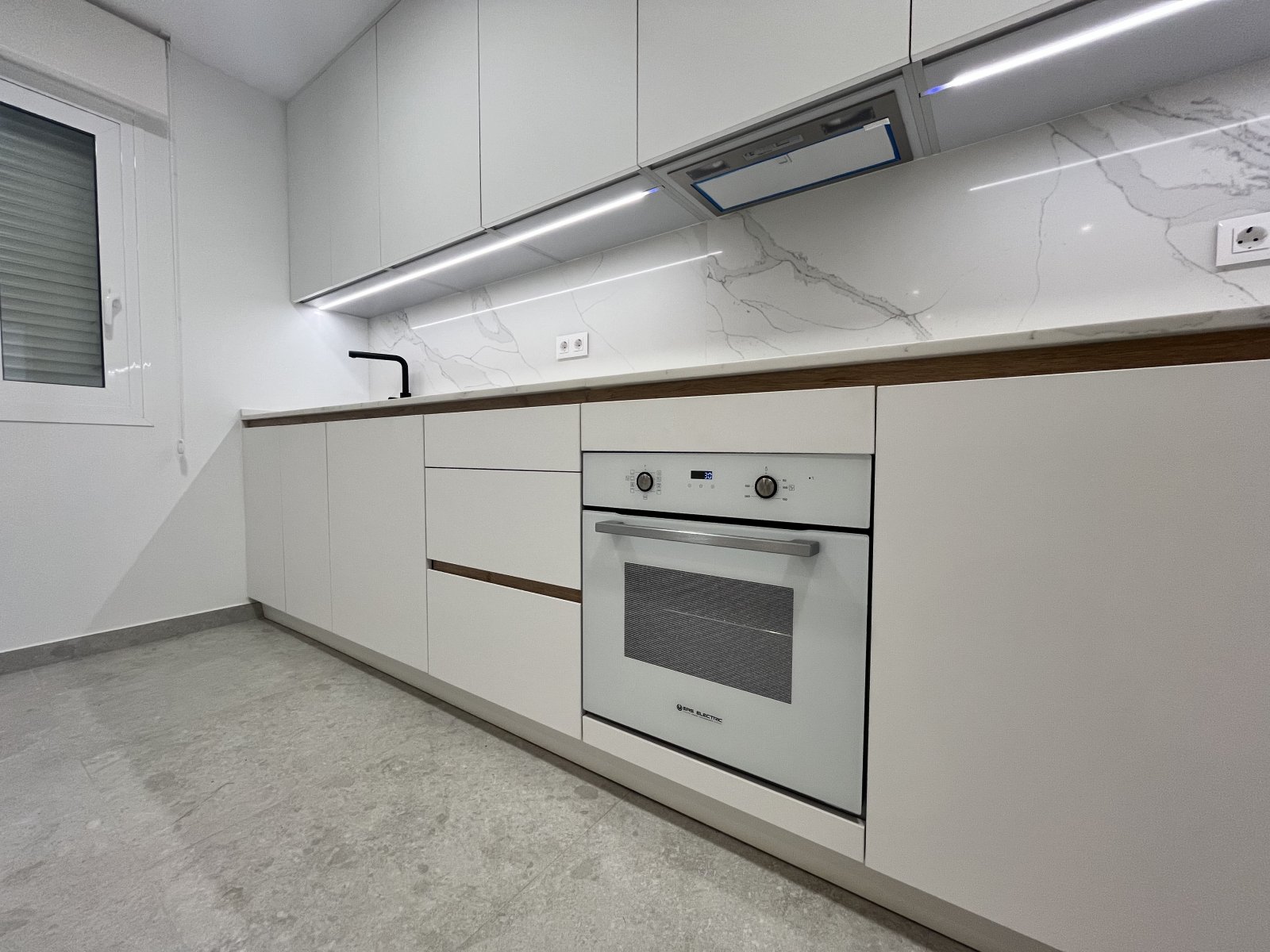 In der charmanten Stadt Torrevieja gelegen, bietet dieses exklusive Immobilienangebot zwei Erdgeschosswohnungen. Diese Wohnungen sind für diejenigen