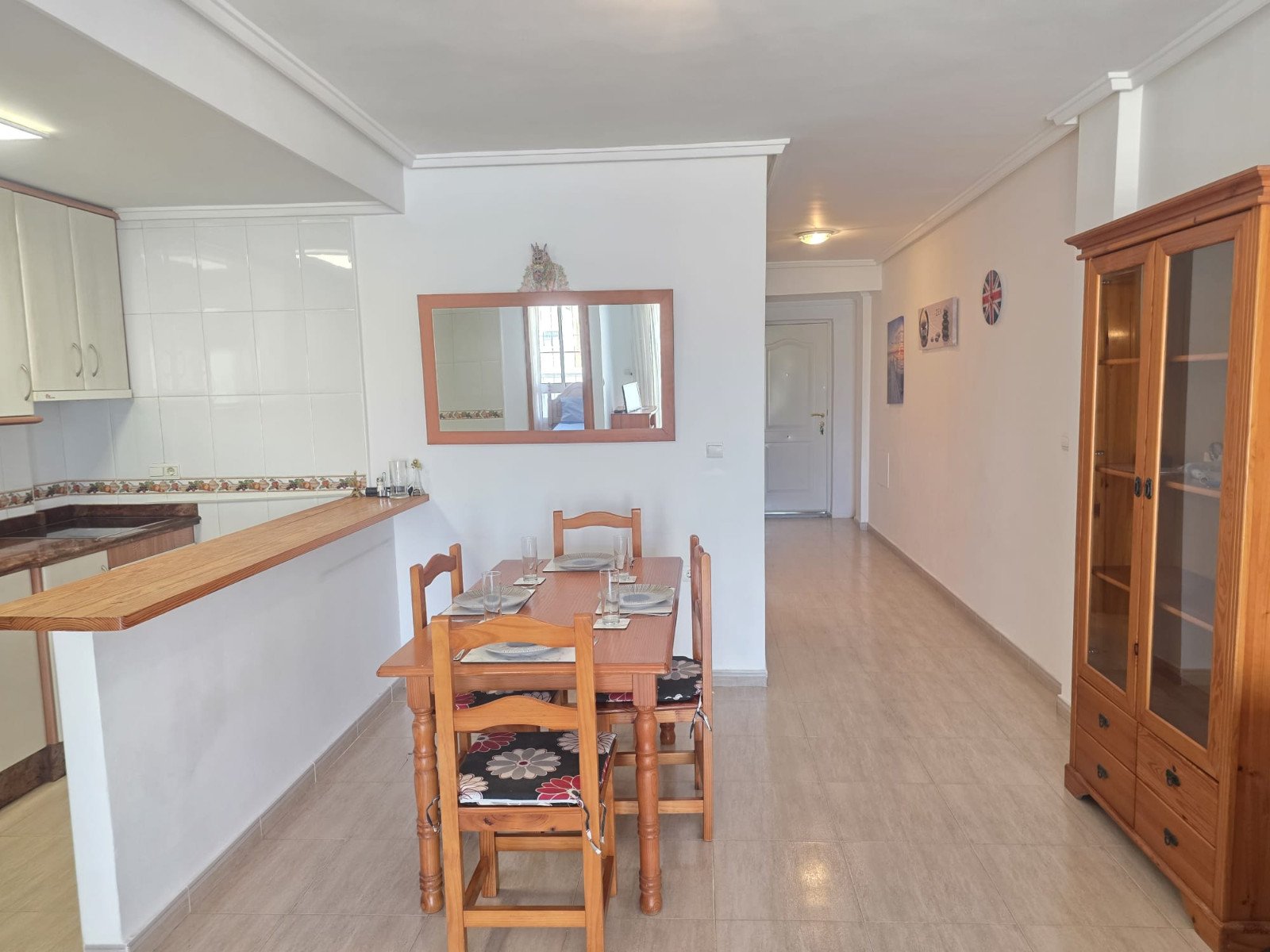 In der beliebten Gegend von El Galán in Orihuela Costa, unweit von Villamartín an der begehrten Costa Blanca Süd, bietet dieses charmante Penthouse-A