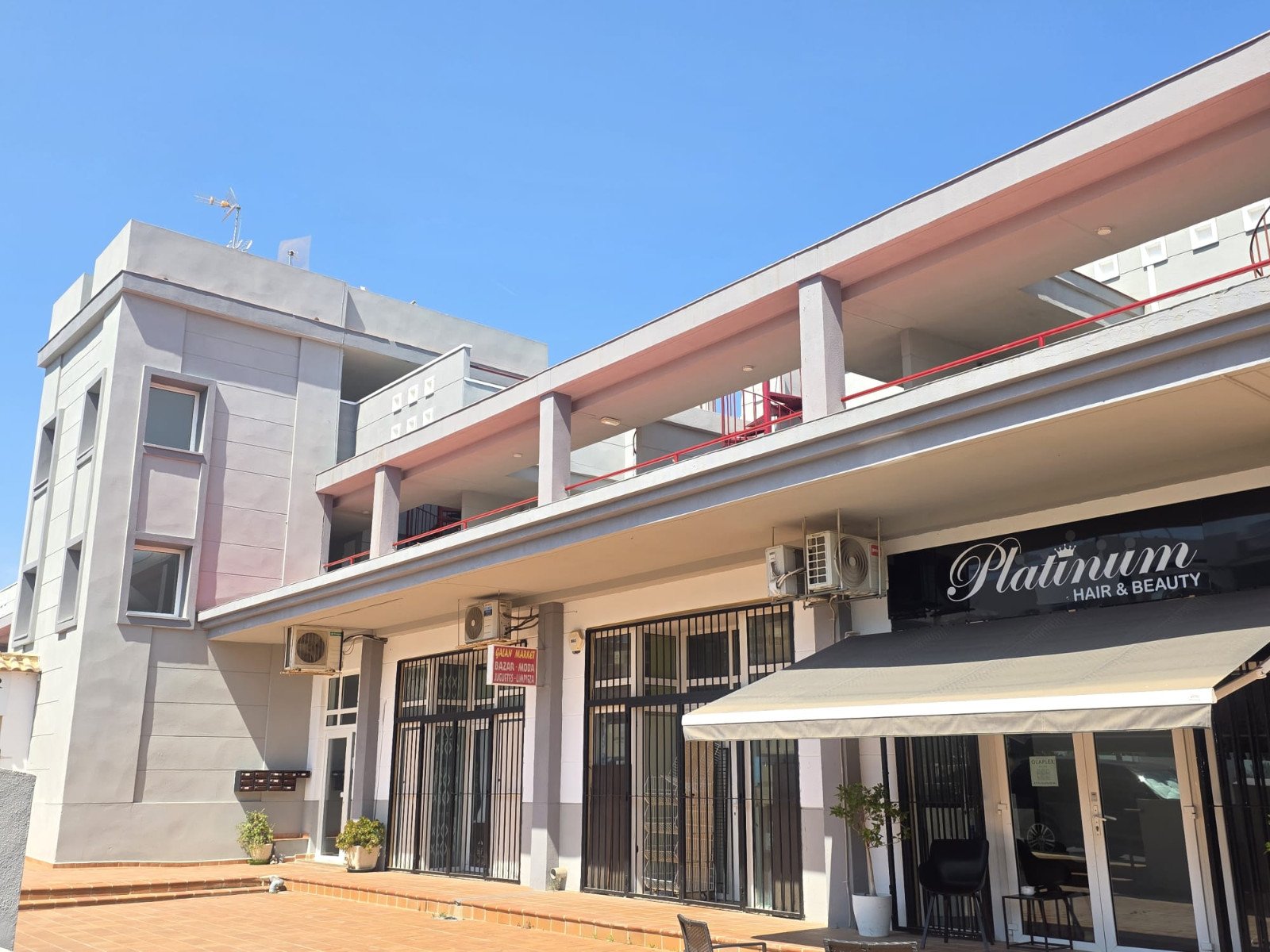 In der beliebten Gegend von El Galán in Orihuela Costa, unweit von Villamartín an der begehrten Costa Blanca Süd, bietet dieses charmante Penthouse-A