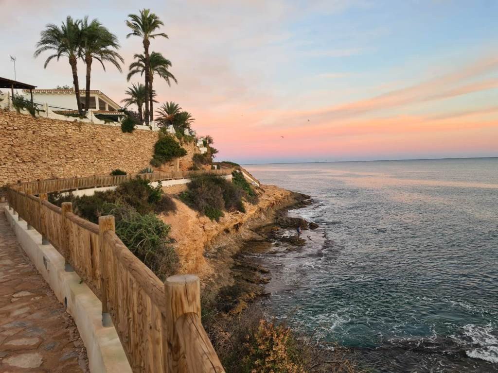 In der beliebten Gegend von El Galán in Orihuela Costa, unweit von Villamartín an der begehrten Costa Blanca Süd, bietet dieses charmante Penthouse-A