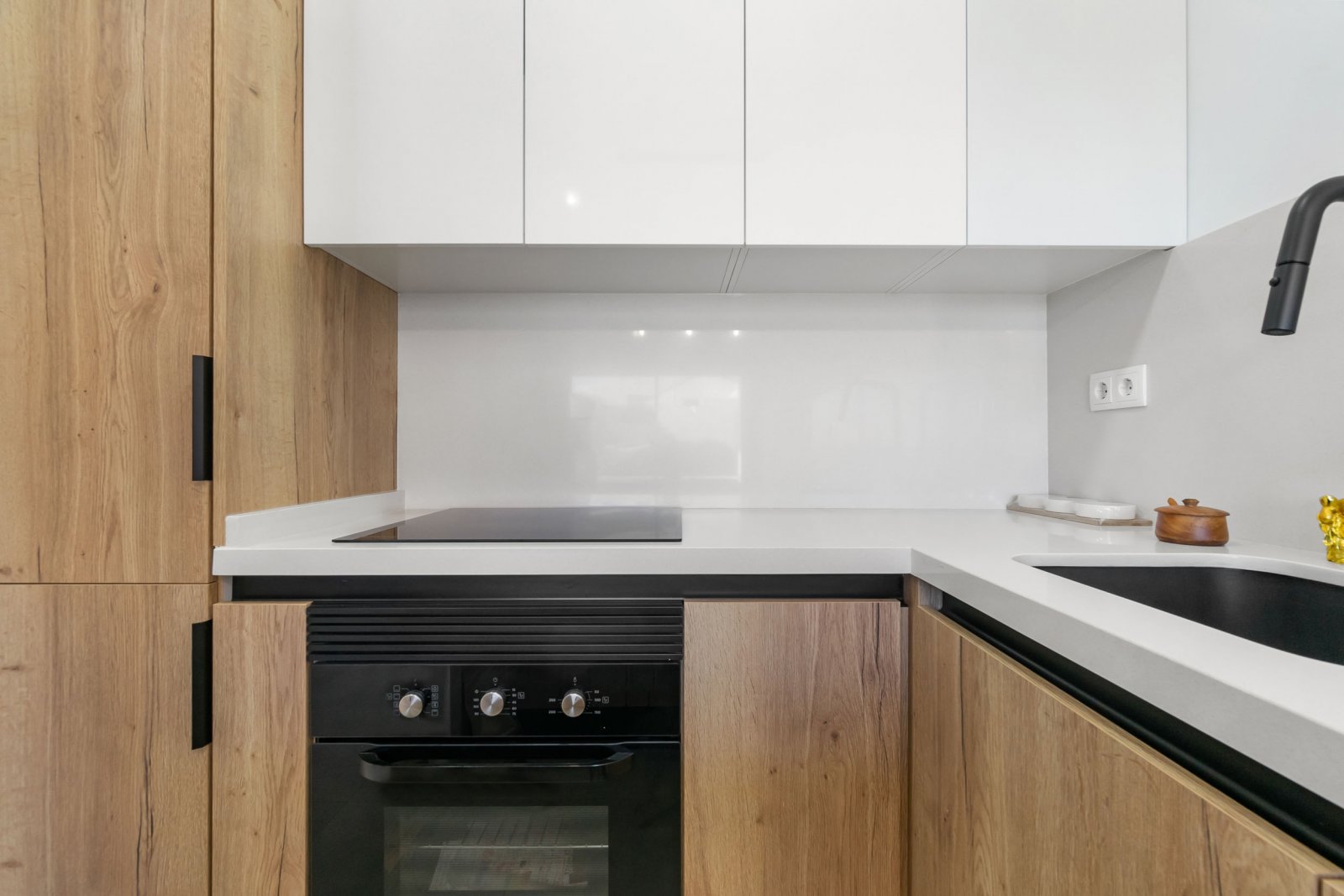 In der charmanten Stadt Santiago de la Ribera gelegen, bietet dieses exklusive Wohngebiet eine Vielzahl von Wohnmöglichkeiten, darunter Apartments, E