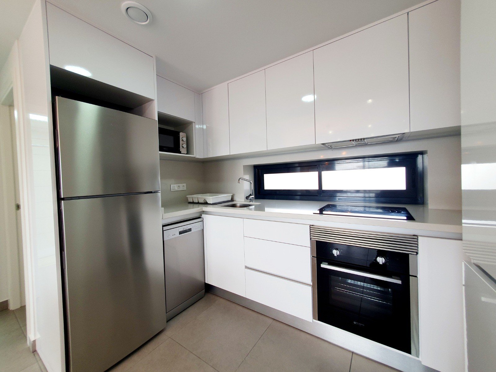   Discover this superb modern flat situated on the 2nd floor (with lift access) within the prestigious, secure Valentino Golf residence. Ideally facin