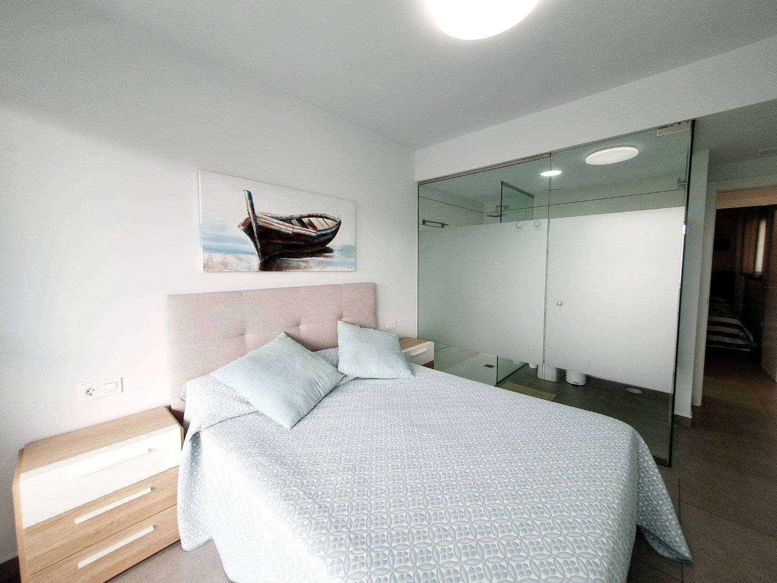   Discover this superb modern flat situated on the 2nd floor (with lift access) within the prestigious, secure Valentino Golf residence. Ideally facin