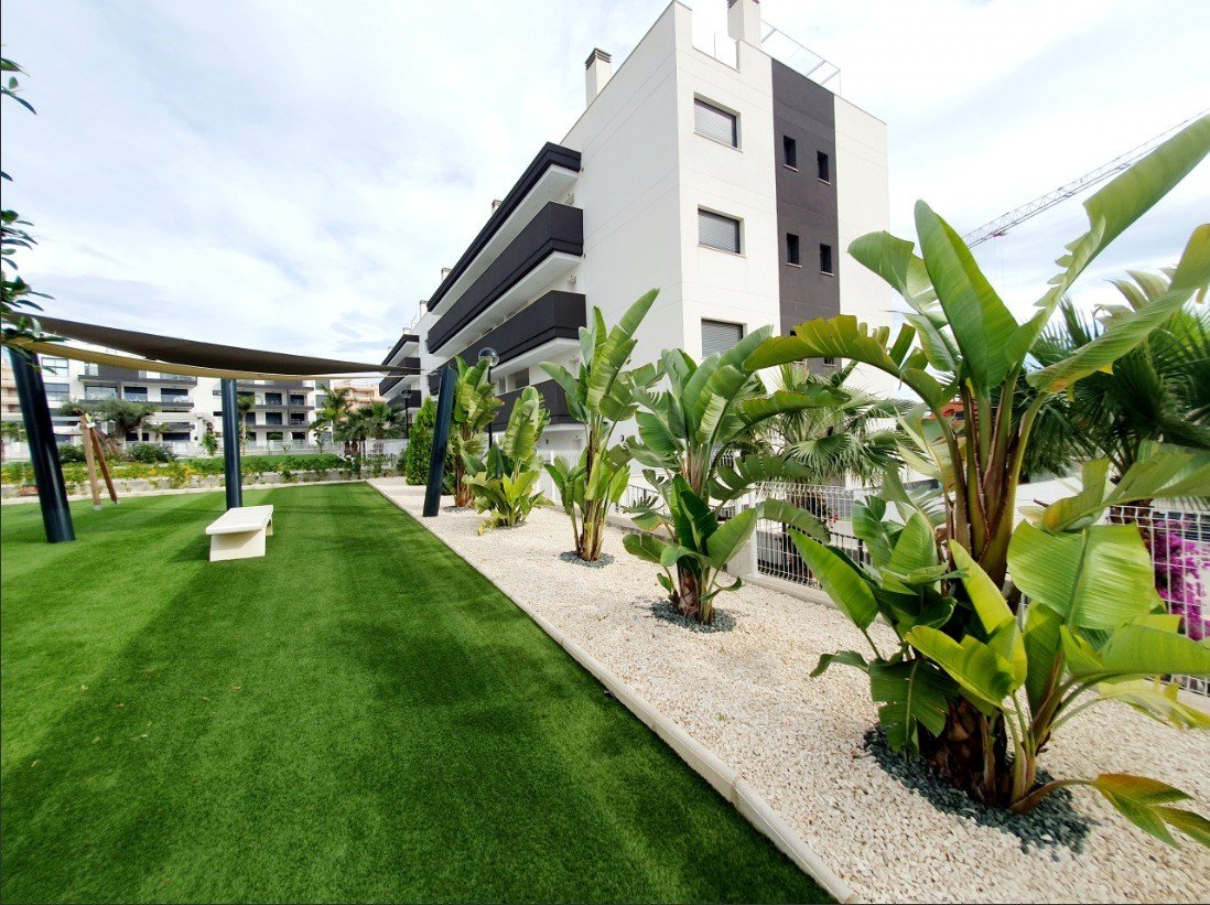   Discover this superb modern flat situated on the 2nd floor (with lift access) within the prestigious, secure Valentino Golf residence. Ideally facin