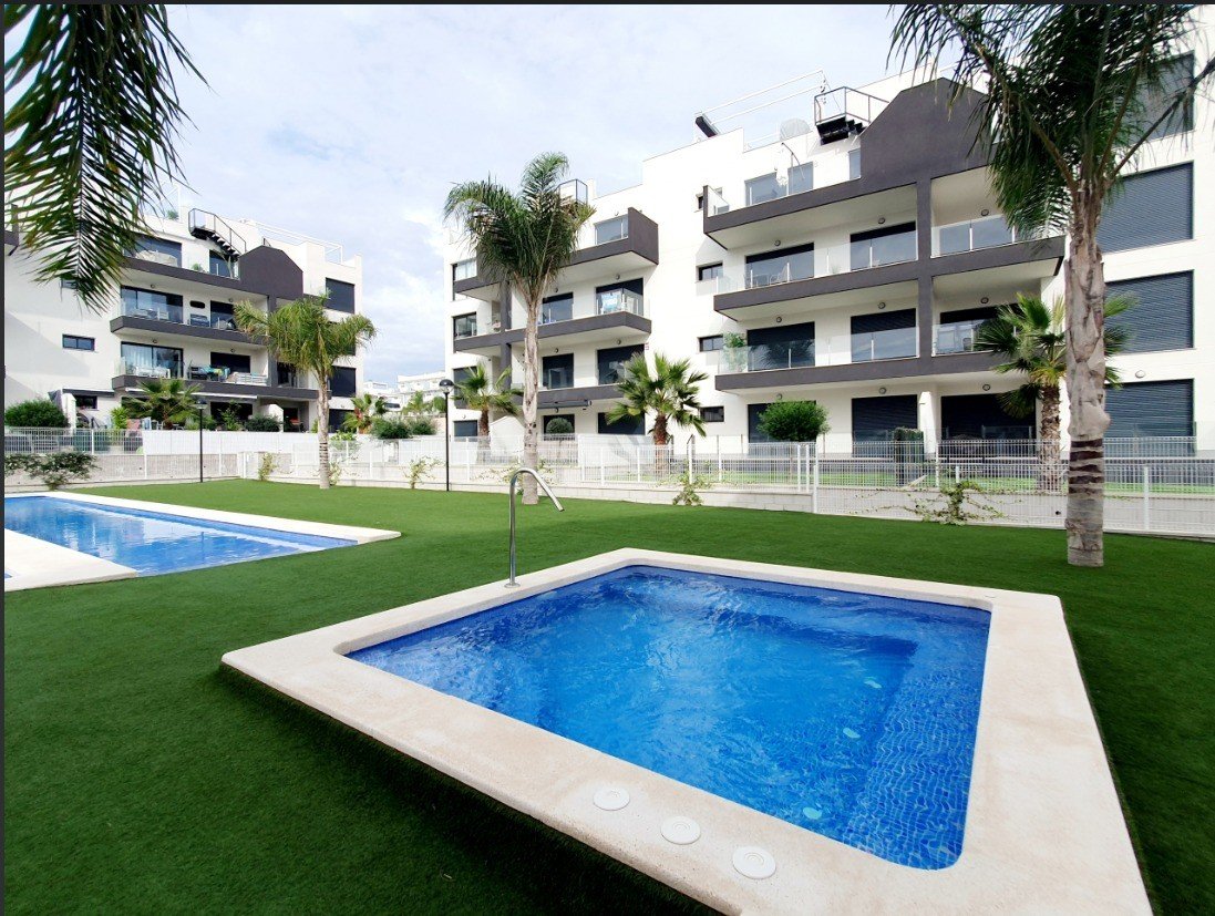   Discover this superb modern flat situated on the 2nd floor (with lift access) within the prestigious, secure Valentino Golf residence. Ideally facin