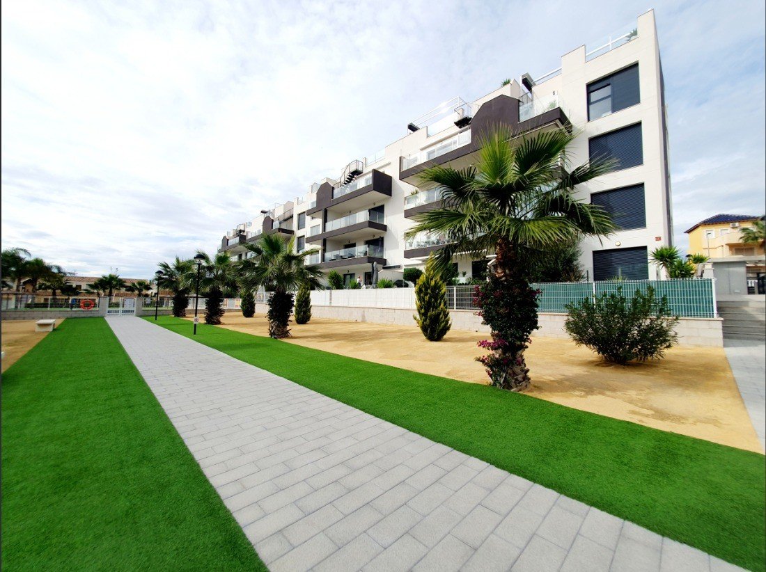   Discover this superb modern flat situated on the 2nd floor (with lift access) within the prestigious, secure Valentino Golf residence. Ideally facin