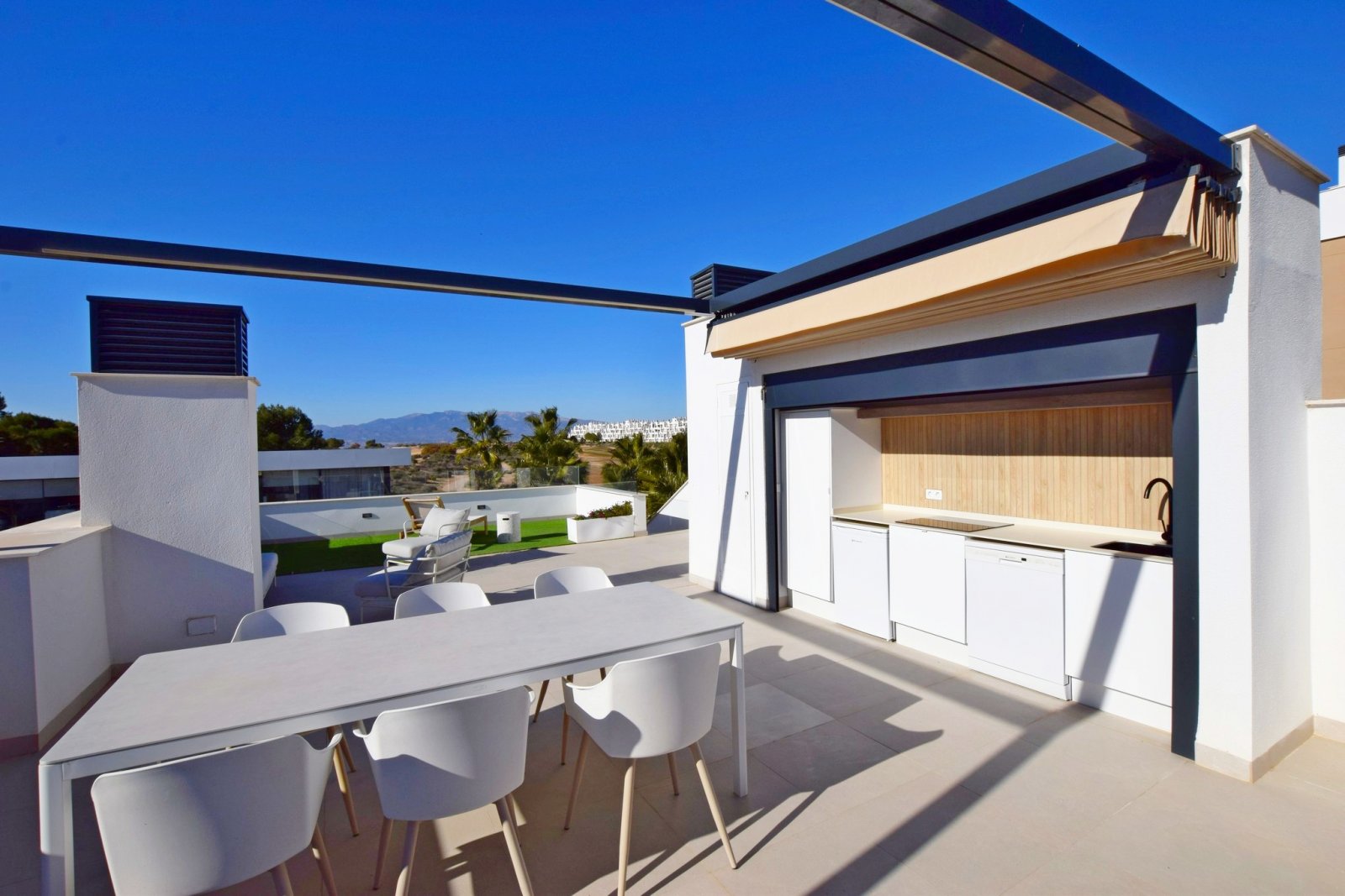 Im prestigeträchtigen Condado de Alhama gelegen, bietet diese Wohnanlage eine exklusive Auswahl von 6 unabhängigen Häusern. Diese Immobilien sind für