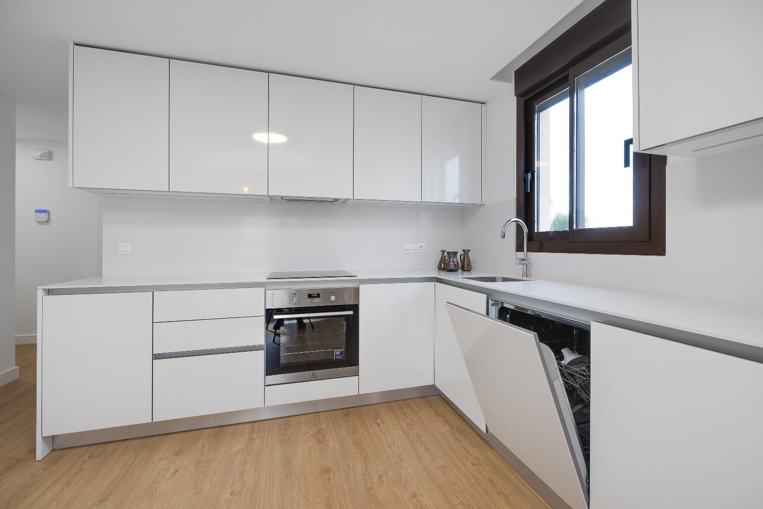 Brandneues Penthouse mit privatem Solarium in Villamartín, PAU 8 Orihuela Costa. Entdecken Sie diese dritte Etage Penthouse mit Aufzug, in der belie