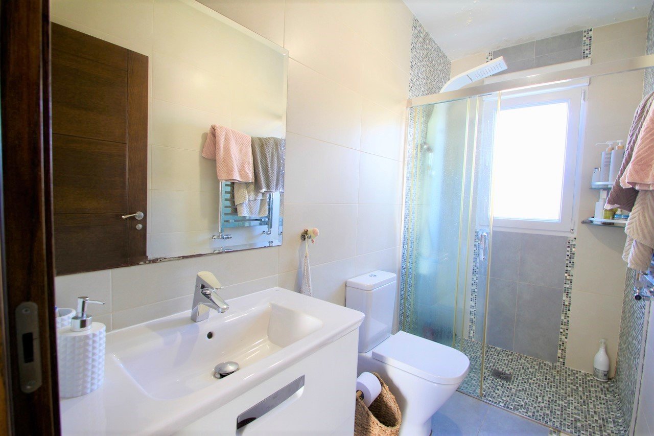   Detached villa on large plot with views down to the sea&amp;#13;&amp;#13;
Renovated and well-maintained villa on a plot of 1.254 m2 with a