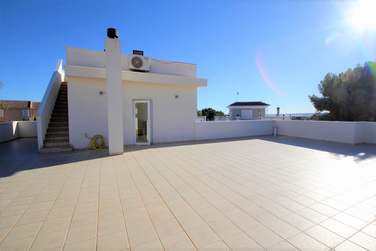   Detached villa on large plot with views down to the sea&amp;#13;&amp;#13;
Renovated and well-maintained villa on a plot of 1.254 m2 with a