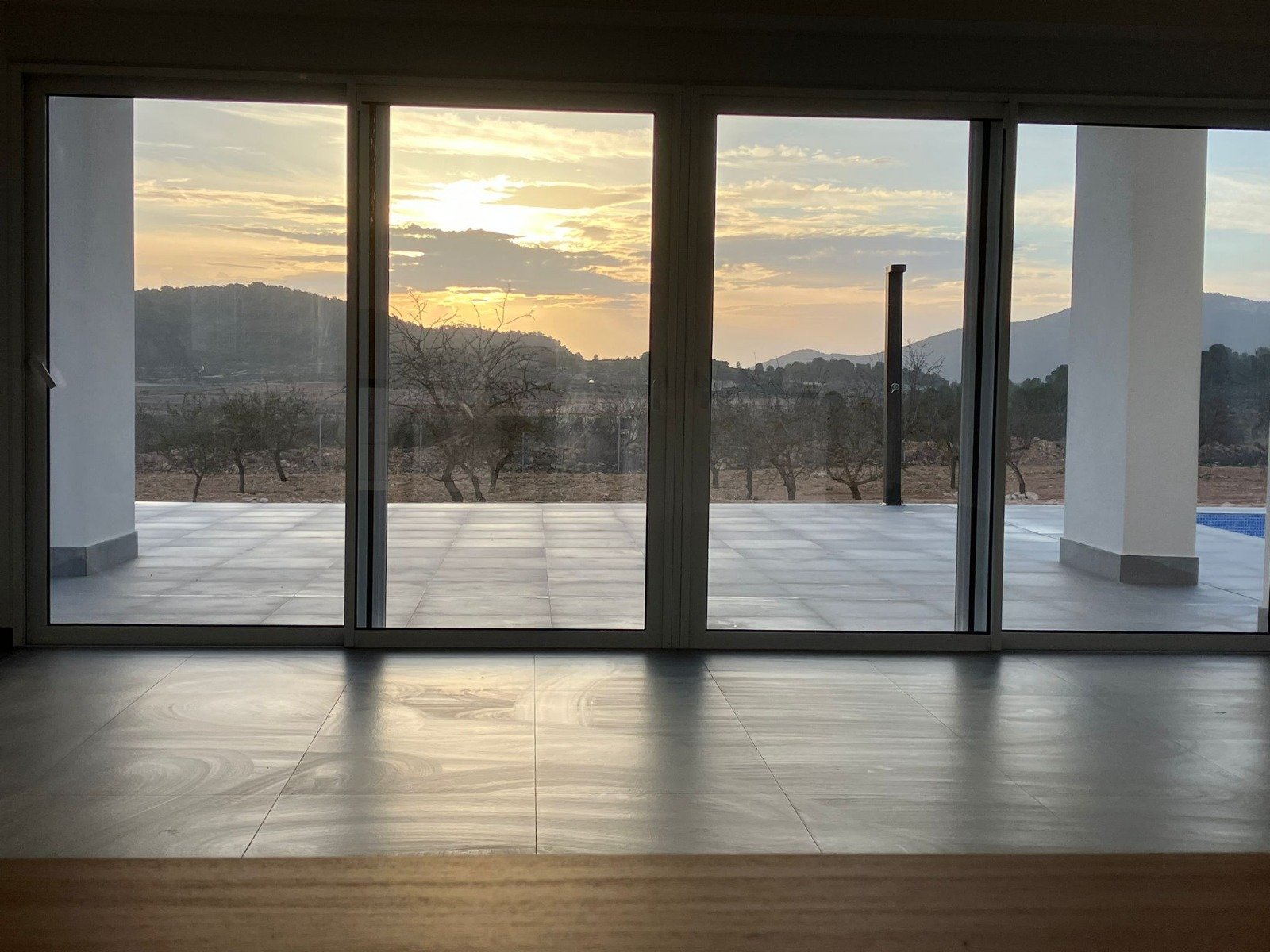  Dieses exklusive freistehende Chalet befindet sich in der charmanten Gemeinde Pinoso und bietet ein einzigartiges Wohnerlebnis. Mit einem Design, das