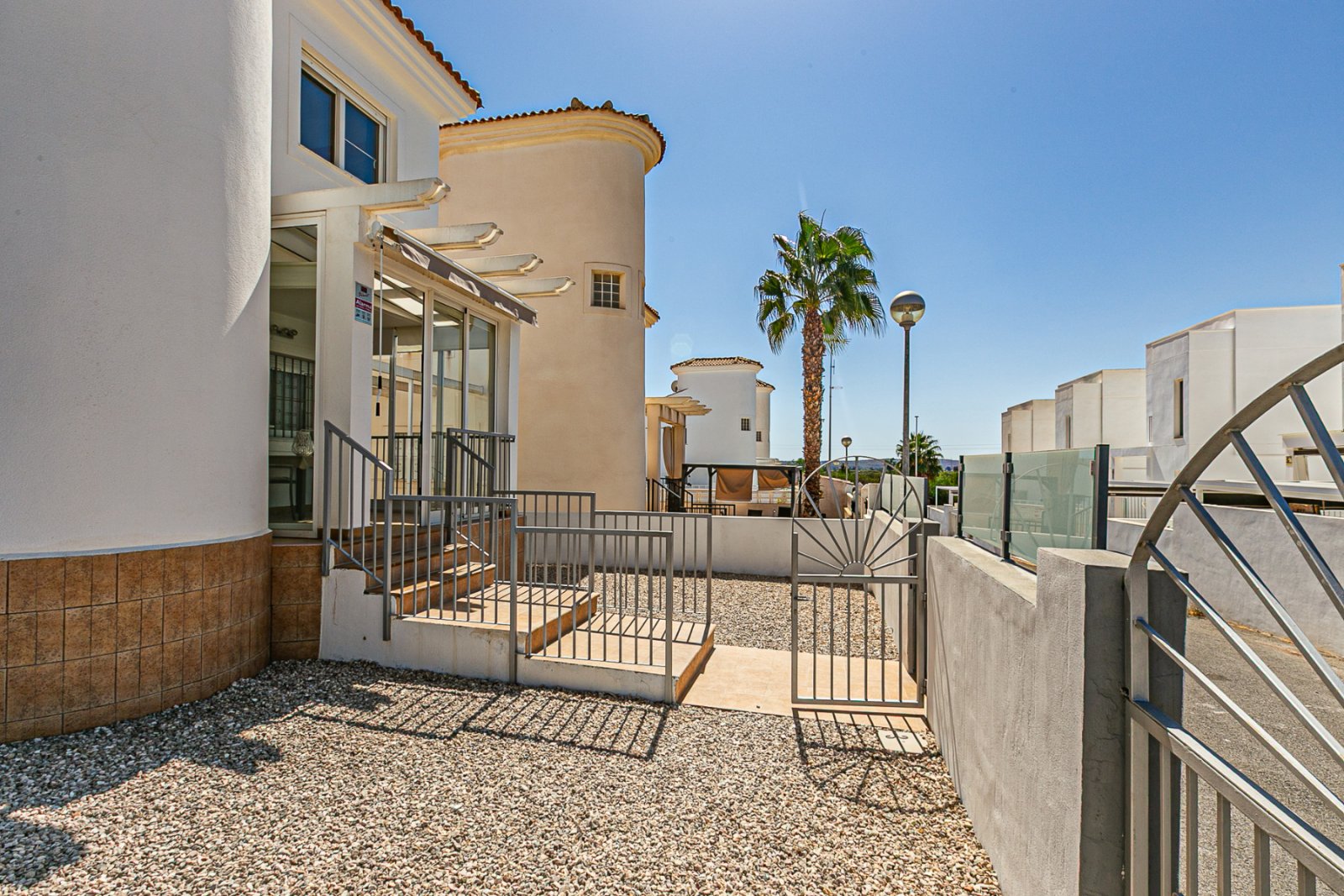 Wir präsentieren diese wunderschöne freistehende Villa in der Urbanisation La Marina, San Fulgencio (Alicante), einer sehr gefragten Wohngegend mit i