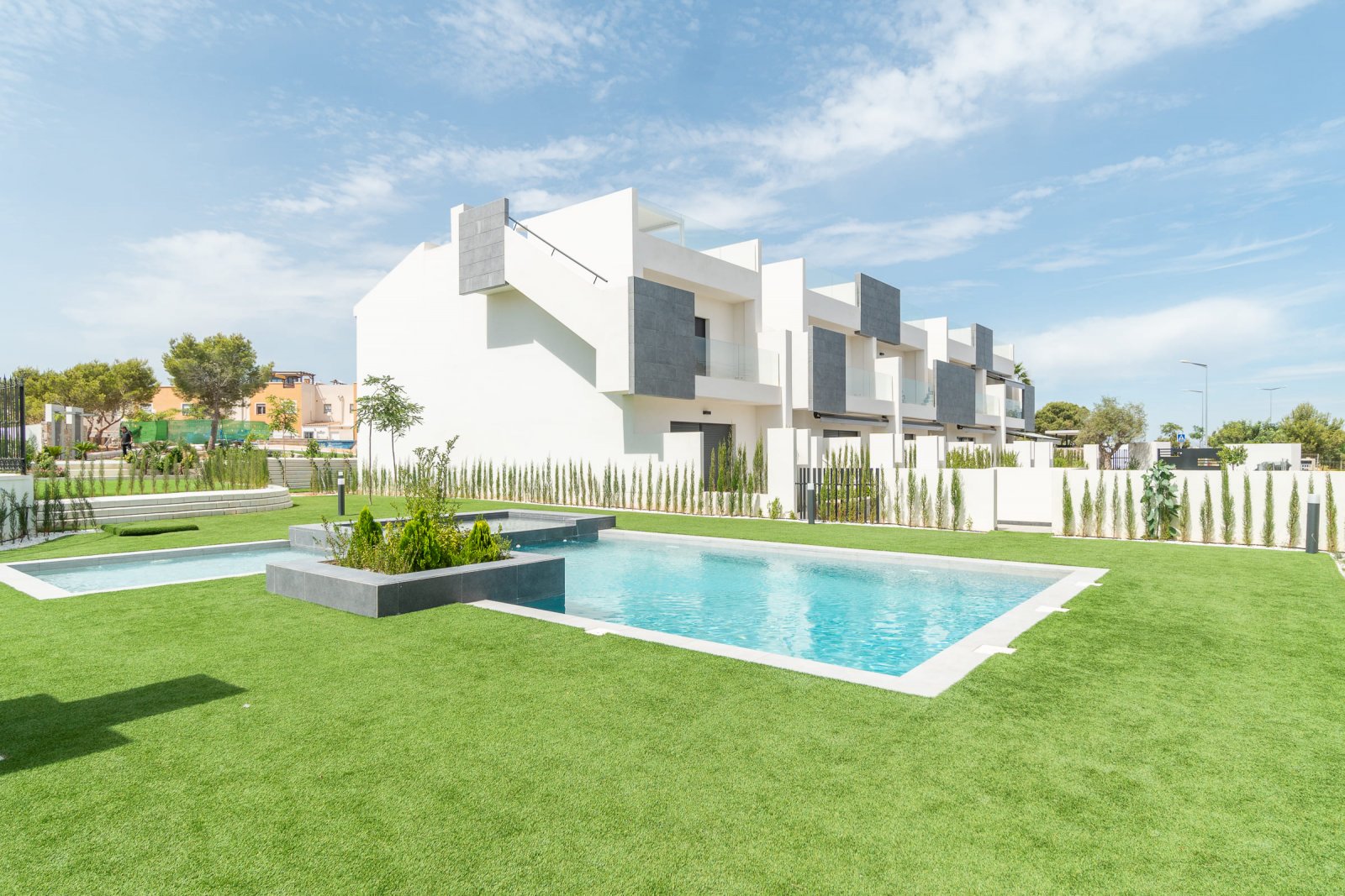In der charmanten Stadt Torrevieja gelegen, bietet diese Wohnanlage eine Auswahl von 26 Bungalows, die in zwei Typen unterteilt sind: High-Bungalow u