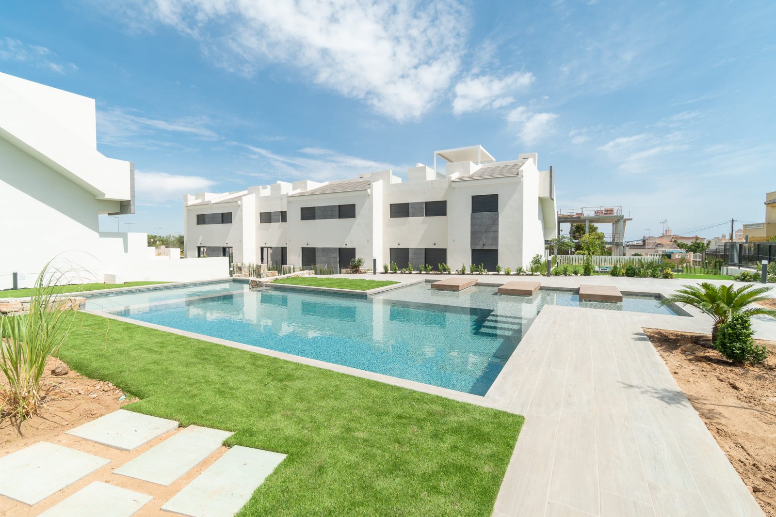 In der charmanten Stadt Torrevieja gelegen, bietet diese Wohnanlage eine Auswahl von 26 Bungalows, die in zwei Typen unterteilt sind: High-Bungalow u