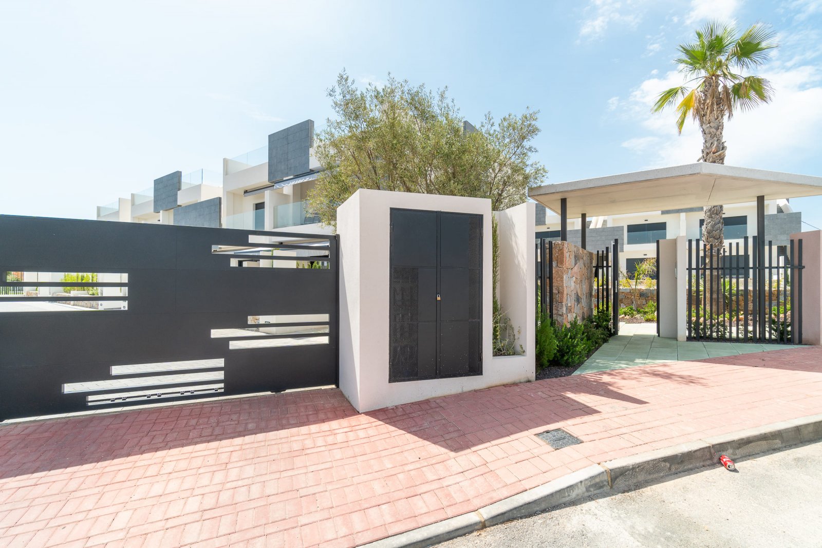 In der charmanten Stadt Torrevieja gelegen, bietet diese Wohnanlage eine Auswahl von 26 Bungalows, die in zwei Typen unterteilt sind: High-Bungalow u