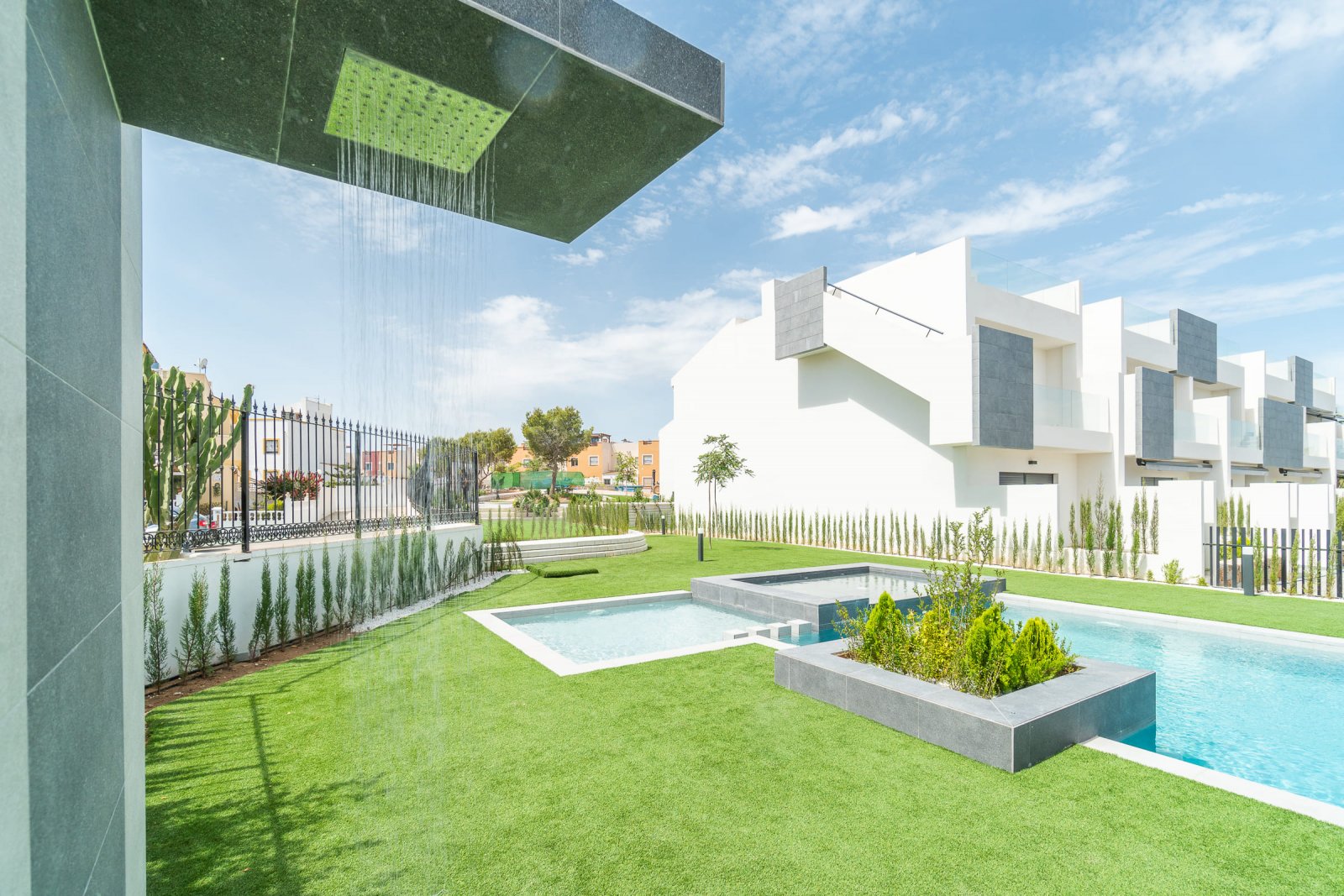 In der charmanten Stadt Torrevieja gelegen, bietet diese Wohnanlage eine Auswahl von 26 Bungalows, die in zwei Typen unterteilt sind: High-Bungalow u