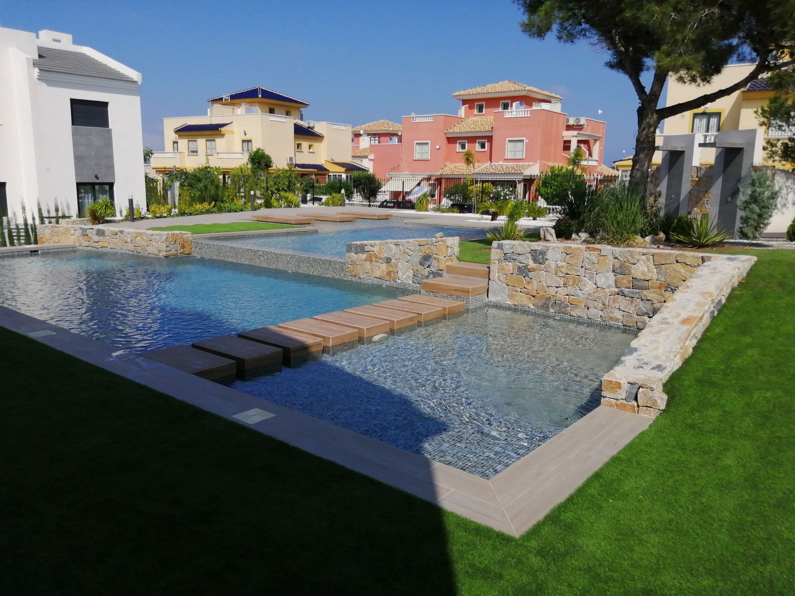 In der charmanten Stadt Torrevieja gelegen, bietet diese Wohnanlage eine Auswahl von 26 Bungalows, die in zwei Typen unterteilt sind: High-Bungalow u