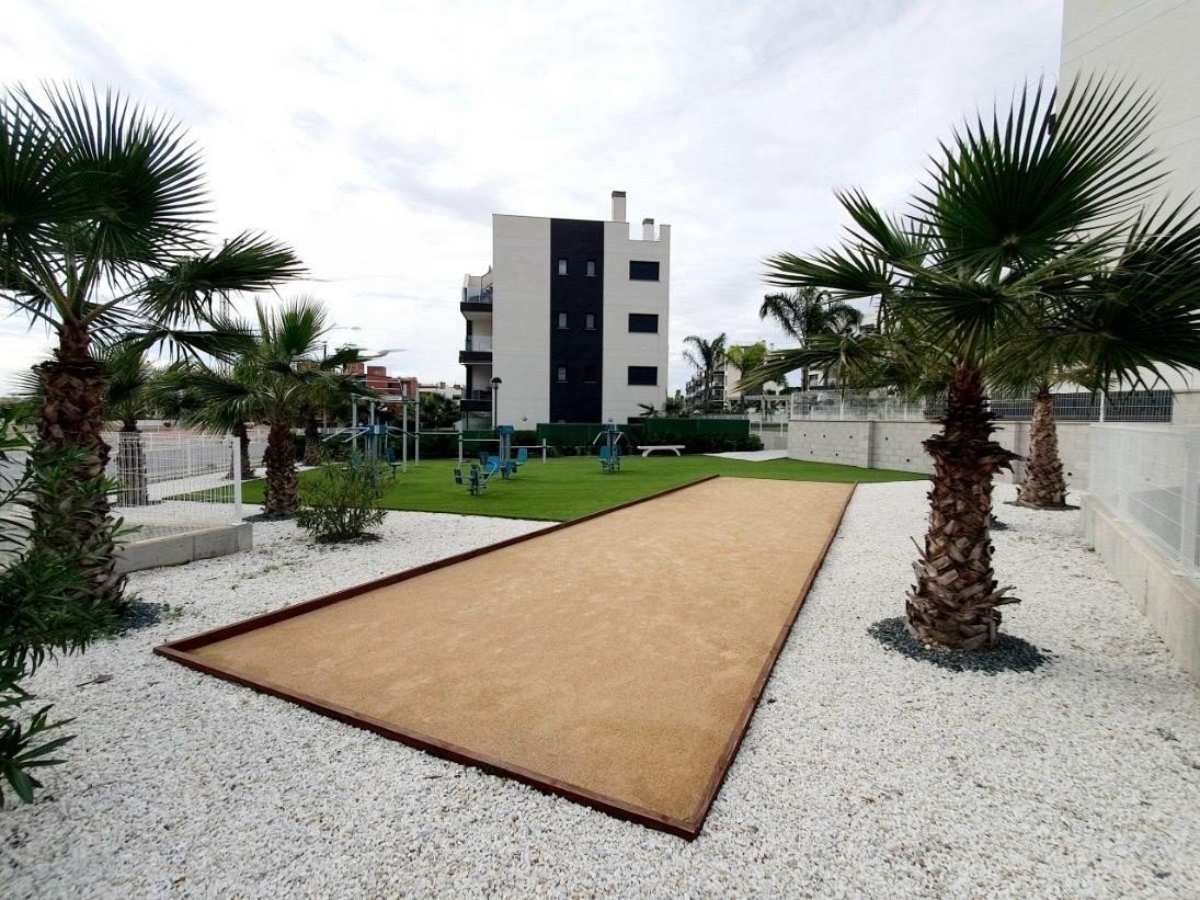 Discover this superb modern flat situated on the 2nd floor (with lift access) within the prestigious, secure Valentino Golf residence. Ideally facin