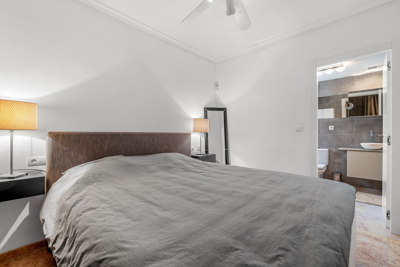 This beautifully renovated apartment is located in an excellently maintained resort with beautifully landscaped gardens and a communal swimming pool