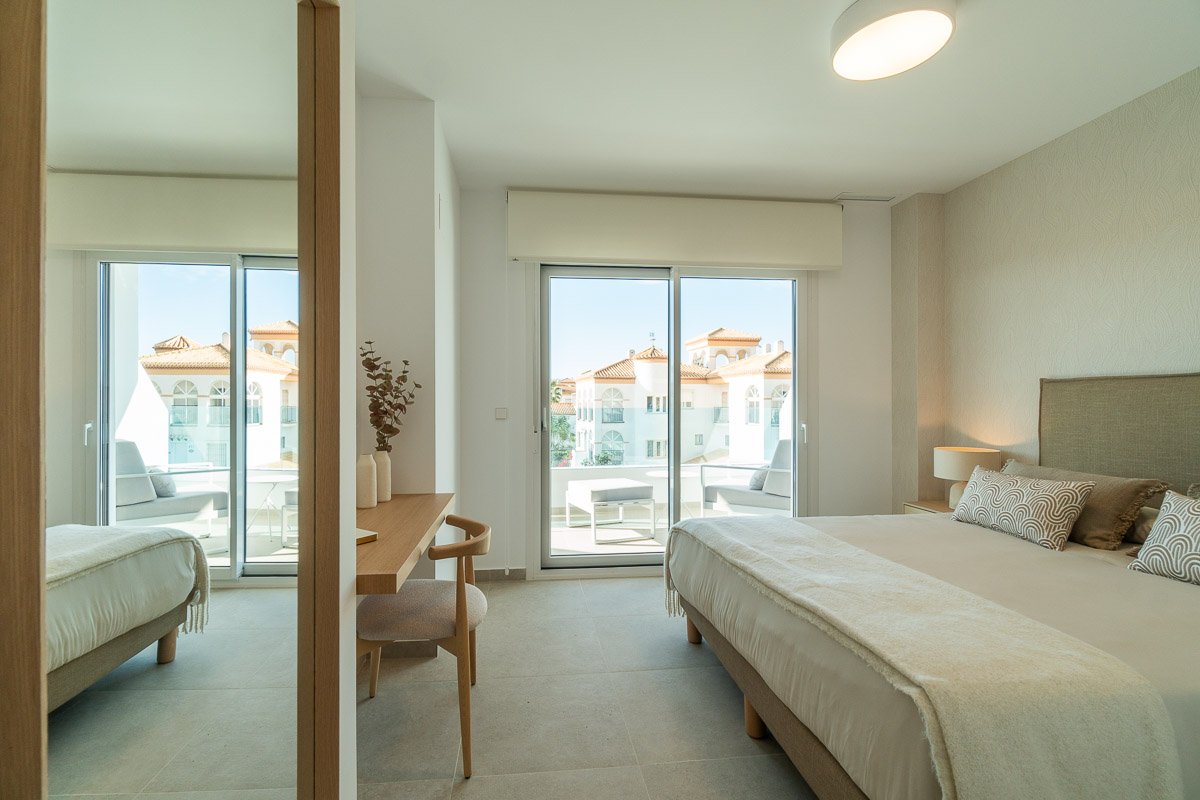 In der begehrten Gegend von Playa Flamenca gelegen, bietet diese Wohnanlage eine Auswahl von 43 Wohneinheiten, die darauf ausgelegt sind, die Bedürfn
