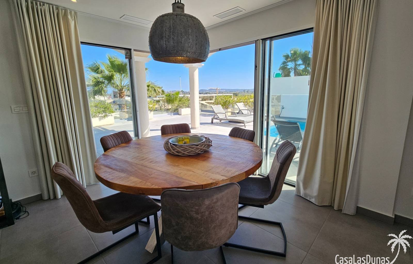 Diese prächtige Villa ist eine wahre Oase der Ruhe im Dorf La Marina an der sonnigen Costa Blanca. Auf drei Ebenen bietet dieses Anwesen die perfekte