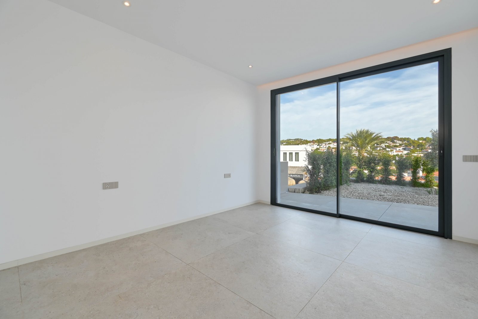 Diese exklusive Villa befindet sich in der charmanten Stadt Benisa und bietet eine privilegierte Umgebung mit Meerblick. Die Immobilie liegt nur 400