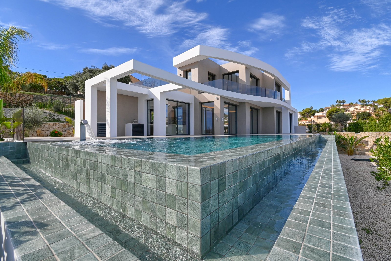 Diese exklusive Villa befindet sich in der charmanten Stadt Benisa und bietet eine privilegierte Umgebung mit Meerblick. Die Immobilie liegt nur 400