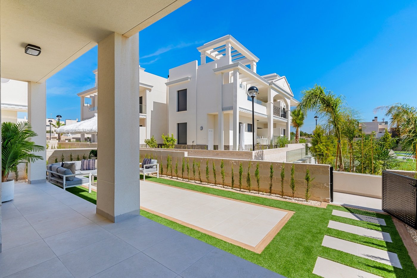 In der charmanten Stadt Ciudad Quesada gelegen, bietet diese exklusive Sammlung von 19 Bungalows eine perfekte Kombination aus Komfort und Stil. Mit
