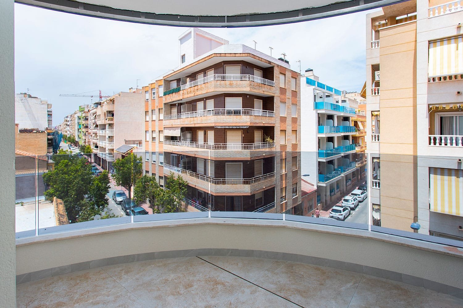 Neubauwohnung in Torrevieja zu verkaufen. Die Wohnung im dritten Stock bietet 2 geräumige Schlafzimmer, 2 Badezimmer (eins davon Ensuite), einen offe