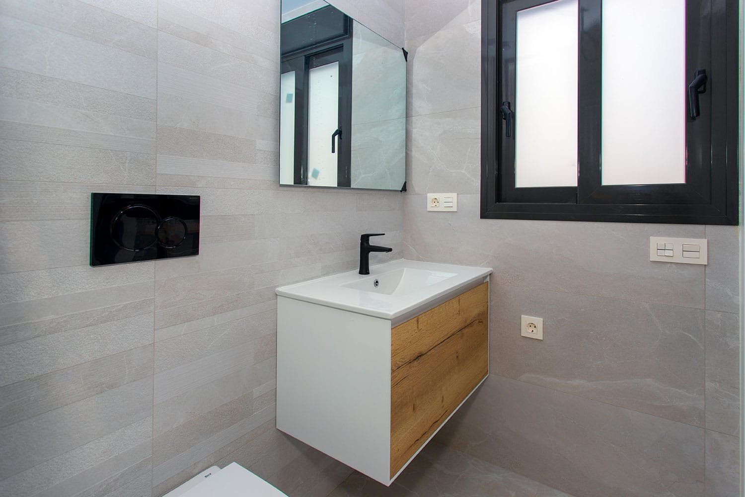Neubauwohnung in Torrevieja zu verkaufen. Die Wohnung im dritten Stock bietet 2 geräumige Schlafzimmer, 2 Badezimmer (eins davon Ensuite), einen offe