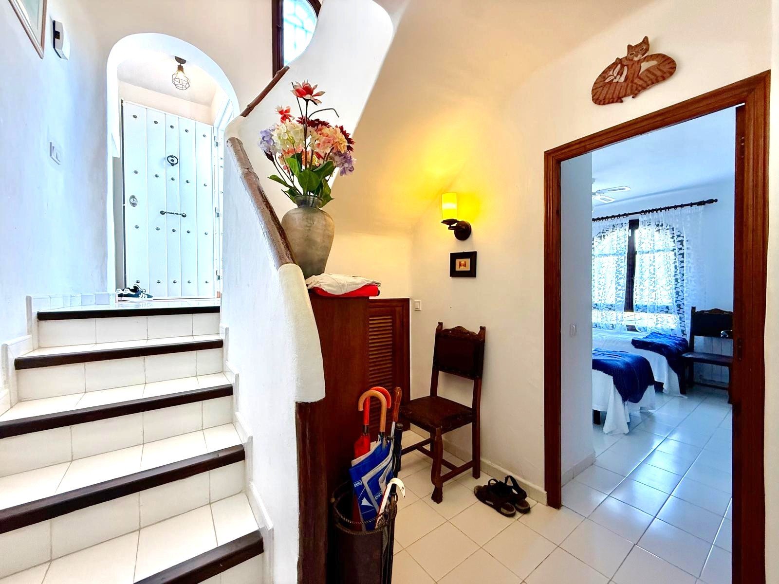   A traditional Spanish style very well maintained villa of 150 m2 including terraces,
on ground floor 3 bedrooms, of which two&amp;nbsp;wit
