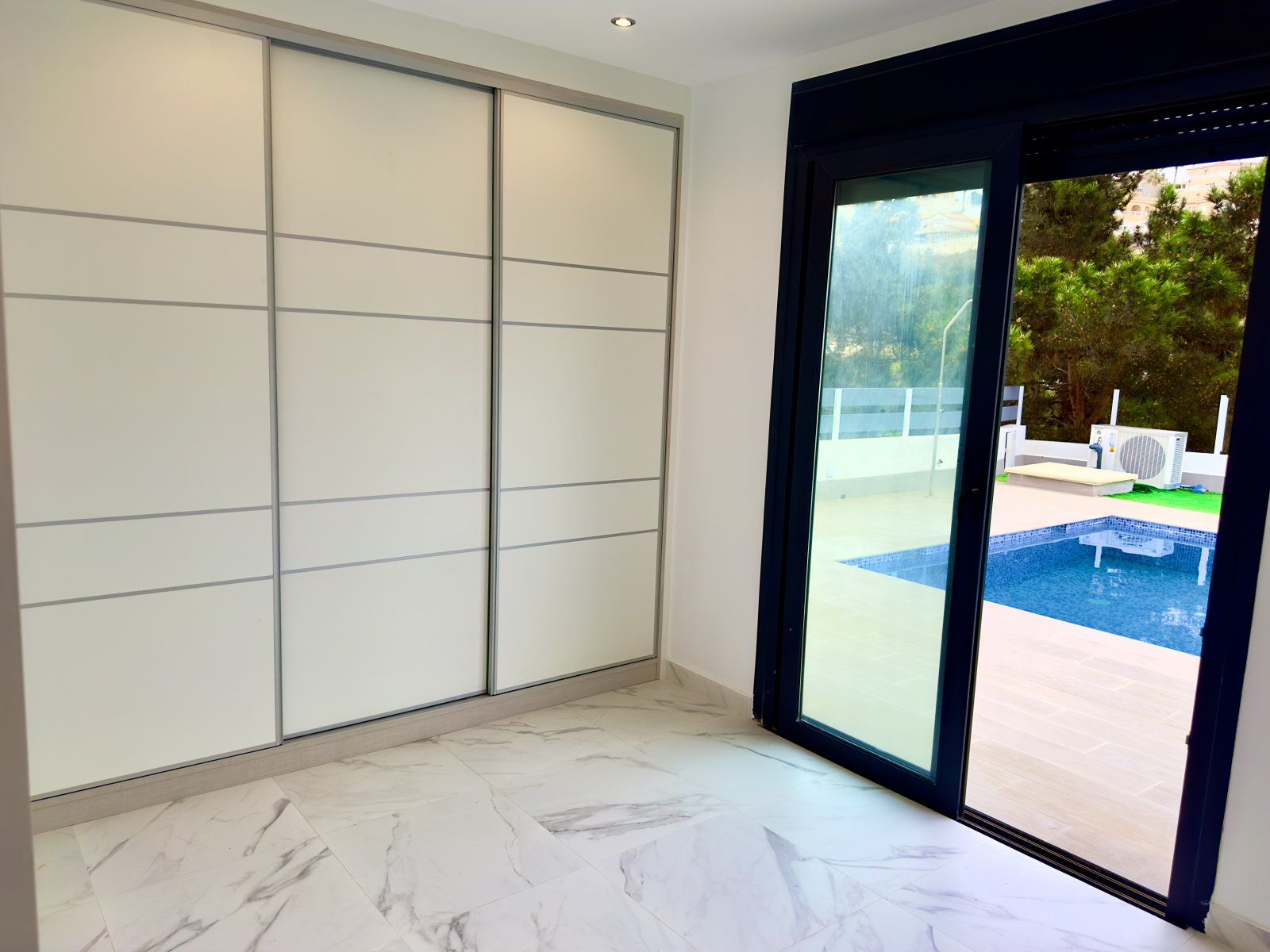  In der renommierten Ciudad Quesada gelegen, bietet dieses exklusive unabhängige Wohnhaus ein unvergleichliches Lebensumfeld. Entworfen für diejenigen