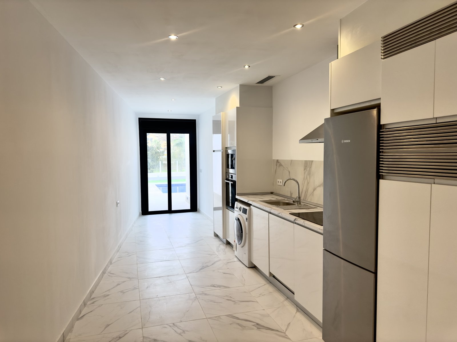  In der renommierten Ciudad Quesada gelegen, bietet dieses exklusive unabhängige Wohnhaus ein unvergleichliches Lebensumfeld. Entworfen für diejenigen