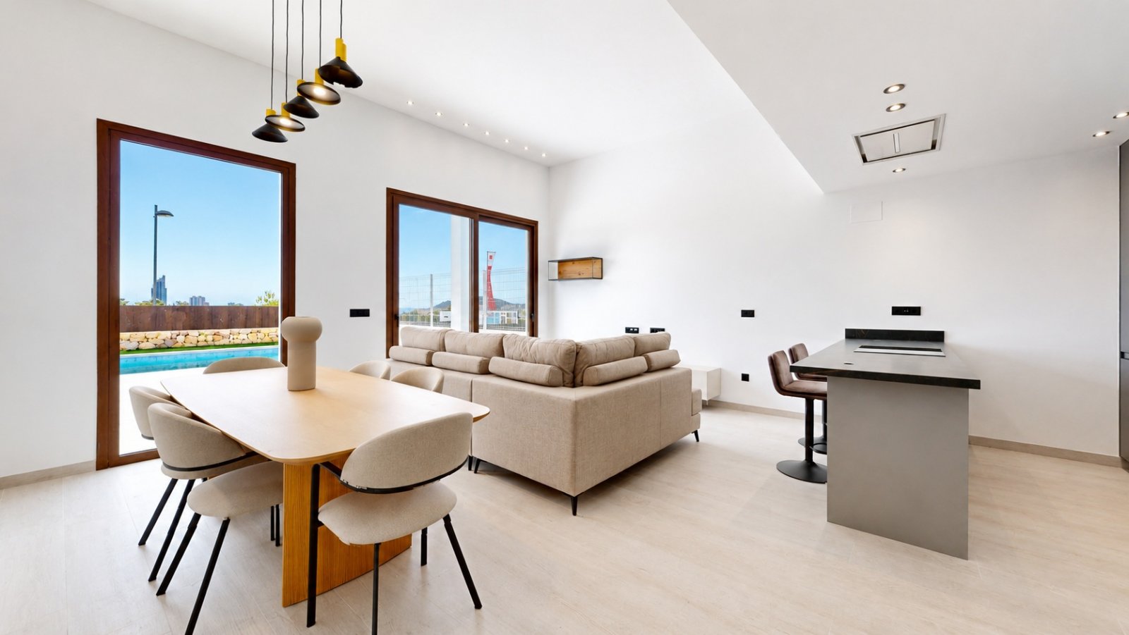  In der charmanten Stadt Finestrat gelegen, bietet dieses freistehende Chalet ein einzigartiges Wohnerlebnis mit Meerblick. Es ist für diejenigen konz